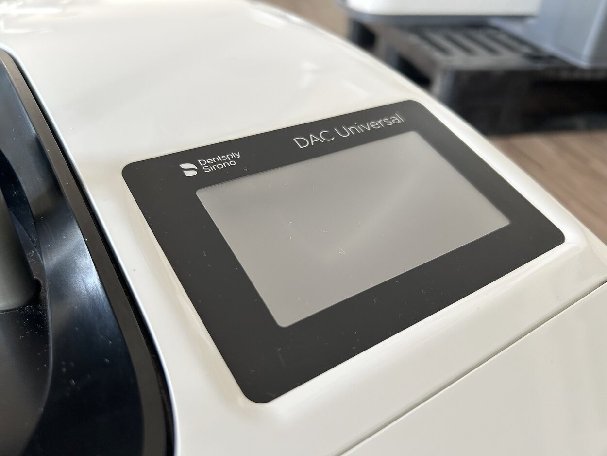 Sirona DAC Universal Touch Pflegegerät BJ 2021 | 330960 Sirona DAC Universal Touch Pflegegerät BJ 2021 | 330960