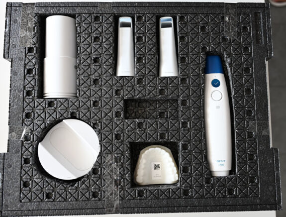 Im Auftrag: Intraoral-Scanner Medit I700 plus Highend-Notebook, kurz getestet, nie am Patienten eingesetzt | 331459