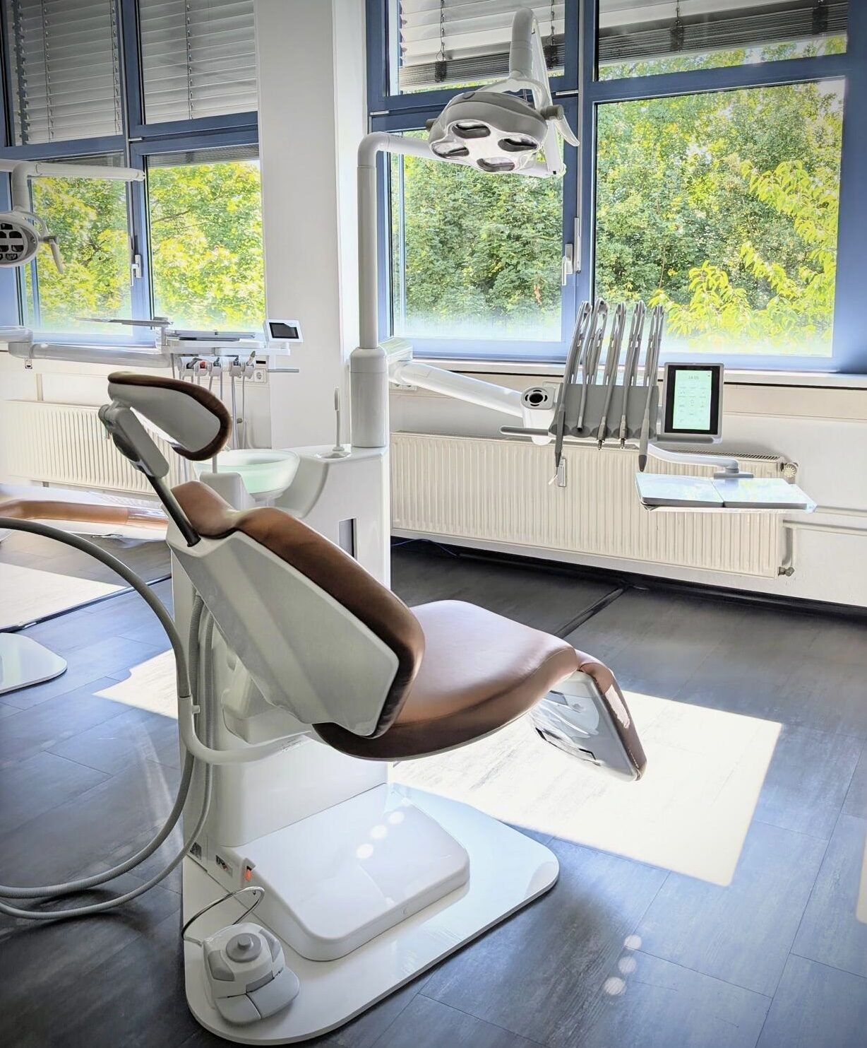 Airel-Quetin K2 Evo.2 Schwenktisch – Dental Behandlungseinheit mit elektrisch bedientem Stuhl und flexiblem Kopfstütze | 331677 Airel-Quetin K2 Evo.2 Schwenktisch – Dental Behandlungseinheit mit elektrisch bedientem Stuhl und flexiblem Kopfstütze | 331677