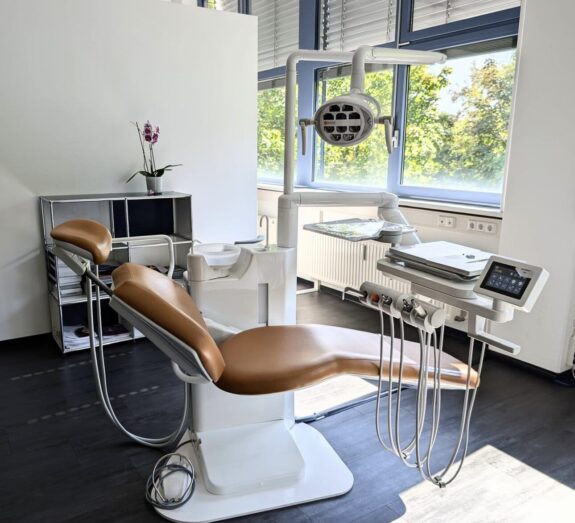 Airel-Quetin K2 NEO.2 Schwinge/Tischgerät mit Tray-Ablage Dental Behandlungseinheit- Neugerät | 331683