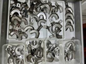 Abdrucklöffel Edelstahl perforiert u. glatt unterschiedliche Größen (insgesamt 141 Stück) zzgl. Miratrayabdrucklöffel Abdrucklöffel Edelstahl perforiert u. glatt unterschiedliche Größen (insgesamt 141 Stück) zzgl. Miratrayabdrucklöffel