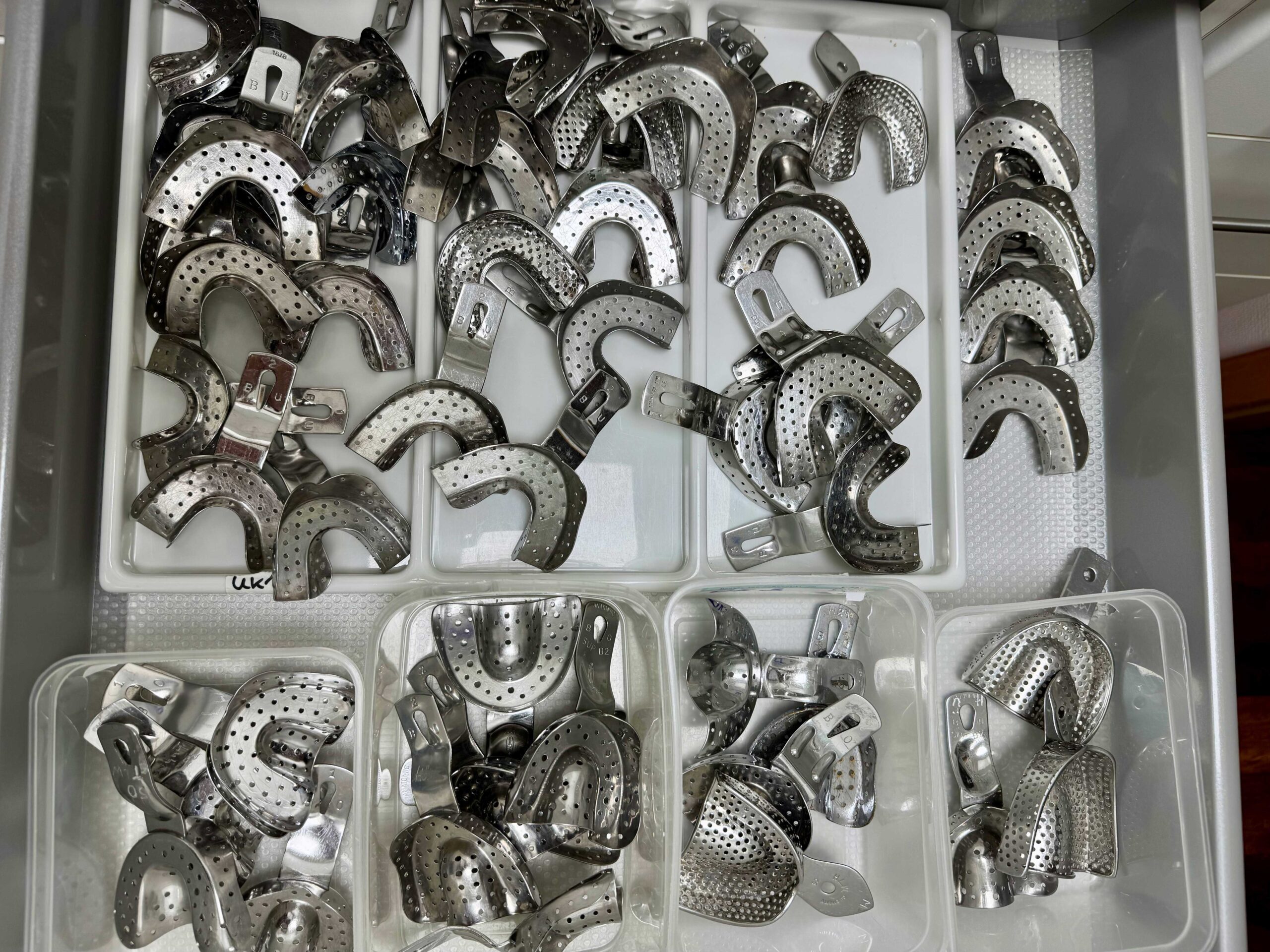 Abdrucklöffel Edelstahl perforiert u. glatt unterschiedliche Größen (insgesamt 141 Stück) zzgl. Miratrayabdrucklöffel | 331939 Abdrucklöffel Edelstahl perforiert u. glatt unterschiedliche Größen (insgesamt 141 Stück) zzgl. Miratrayabdrucklöffel | 331939