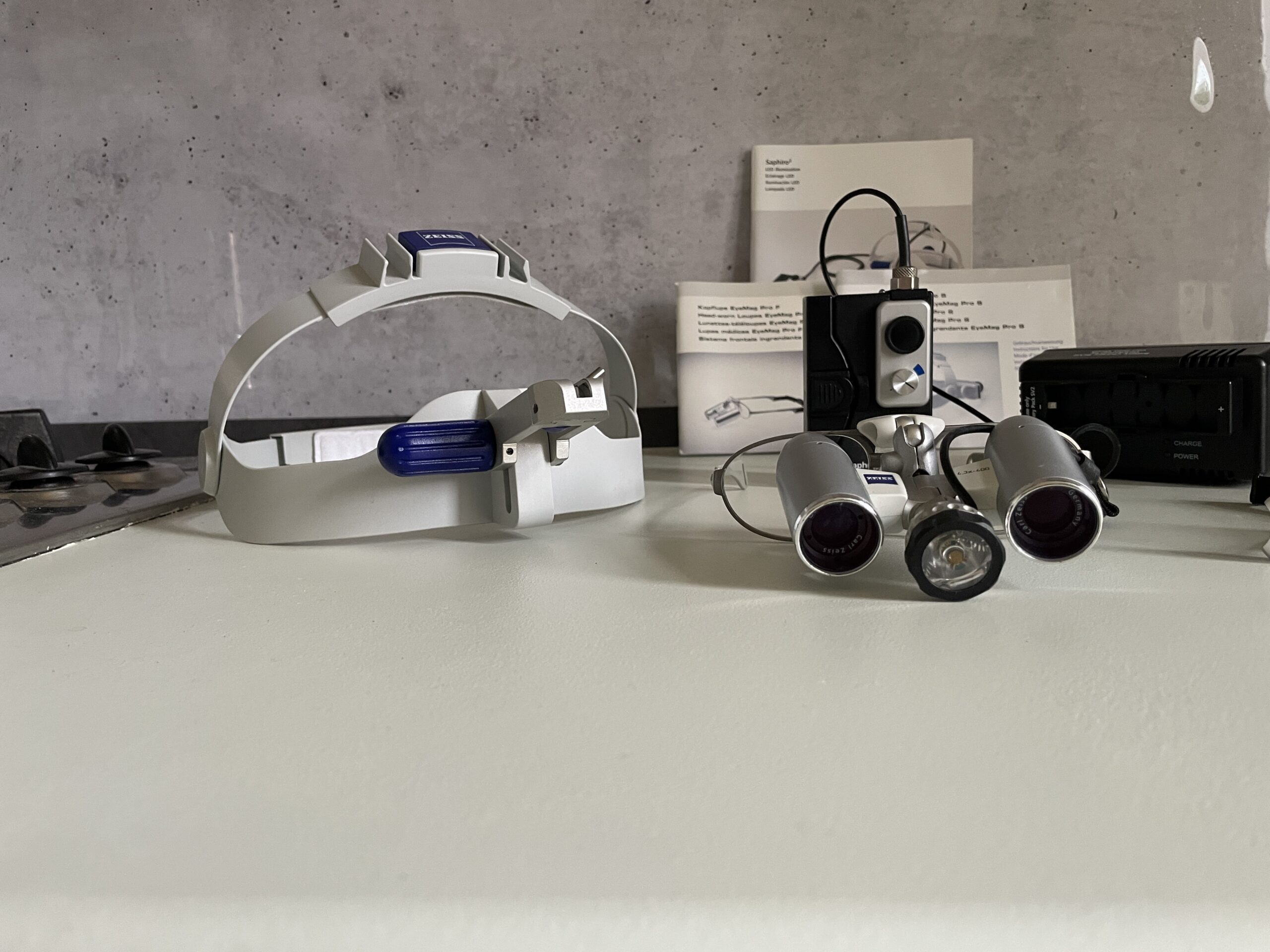ZEISS EyeMag Pro Lupenbrillen-Set komplett (ProS+ProF, 4,3×400mm) | 332863 ZEISS EyeMag Pro Lupenbrillen-Set komplett (ProS+ProF, 4,3×400mm) | 332863
