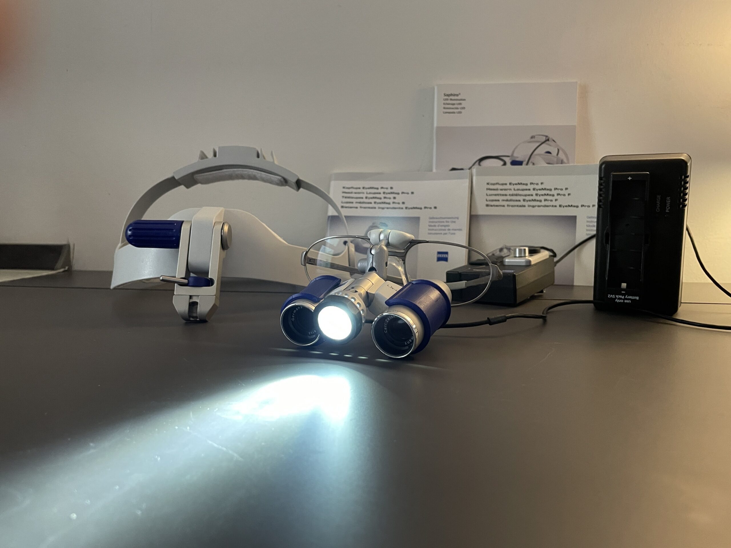 ZEISS EyeMag Pro Lupenbrillen-Set komplett (ProS+ProF, 4,3×400mm) | 332868 ZEISS EyeMag Pro Lupenbrillen-Set komplett (ProS+ProF, 4,3×400mm) | 332868