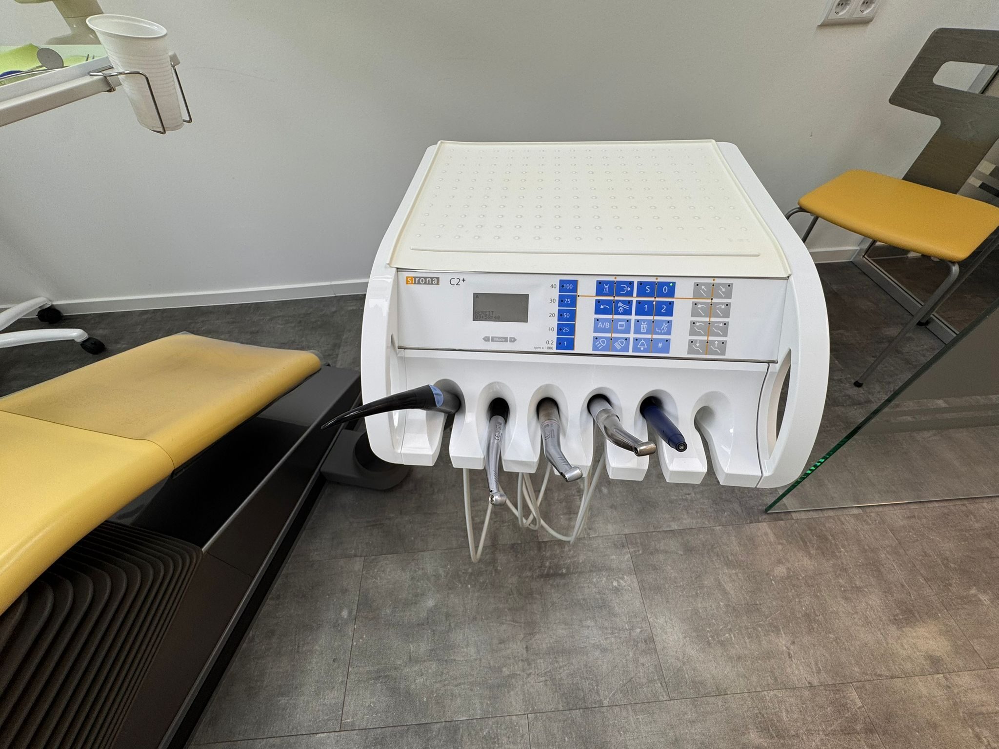Sirona C2+ Behandlungseinheit Trockenabsaugung, Amalgamabscheider | 332425 Sirona C2+ Behandlungseinheit Trockenabsaugung, Amalgamabscheider | 332425