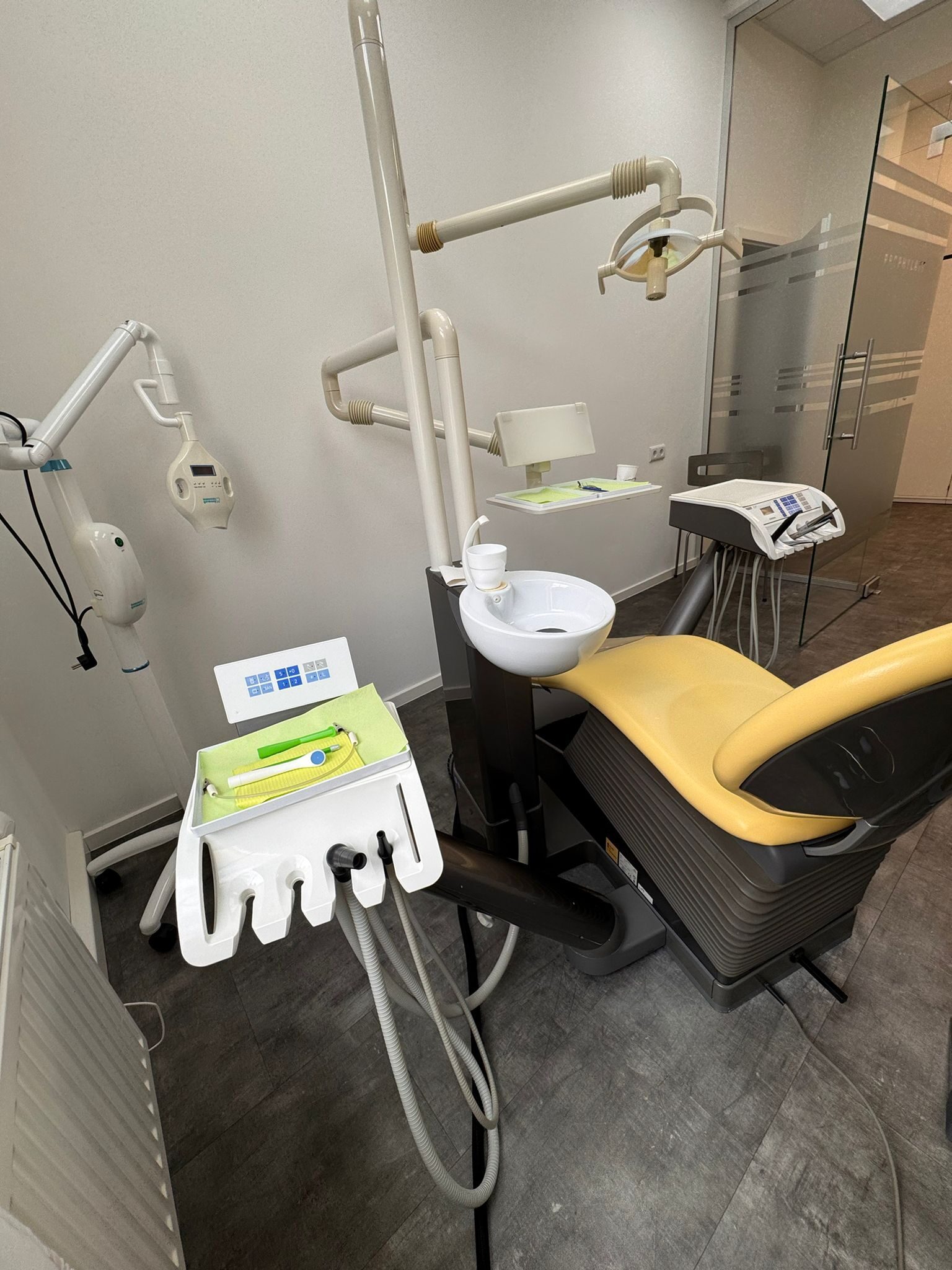 Sirona C2+ Behandlungseinheit Trockenabsaugung, Amalgamabscheider | 332426 Sirona C2+ Behandlungseinheit Trockenabsaugung, Amalgamabscheider | 332426