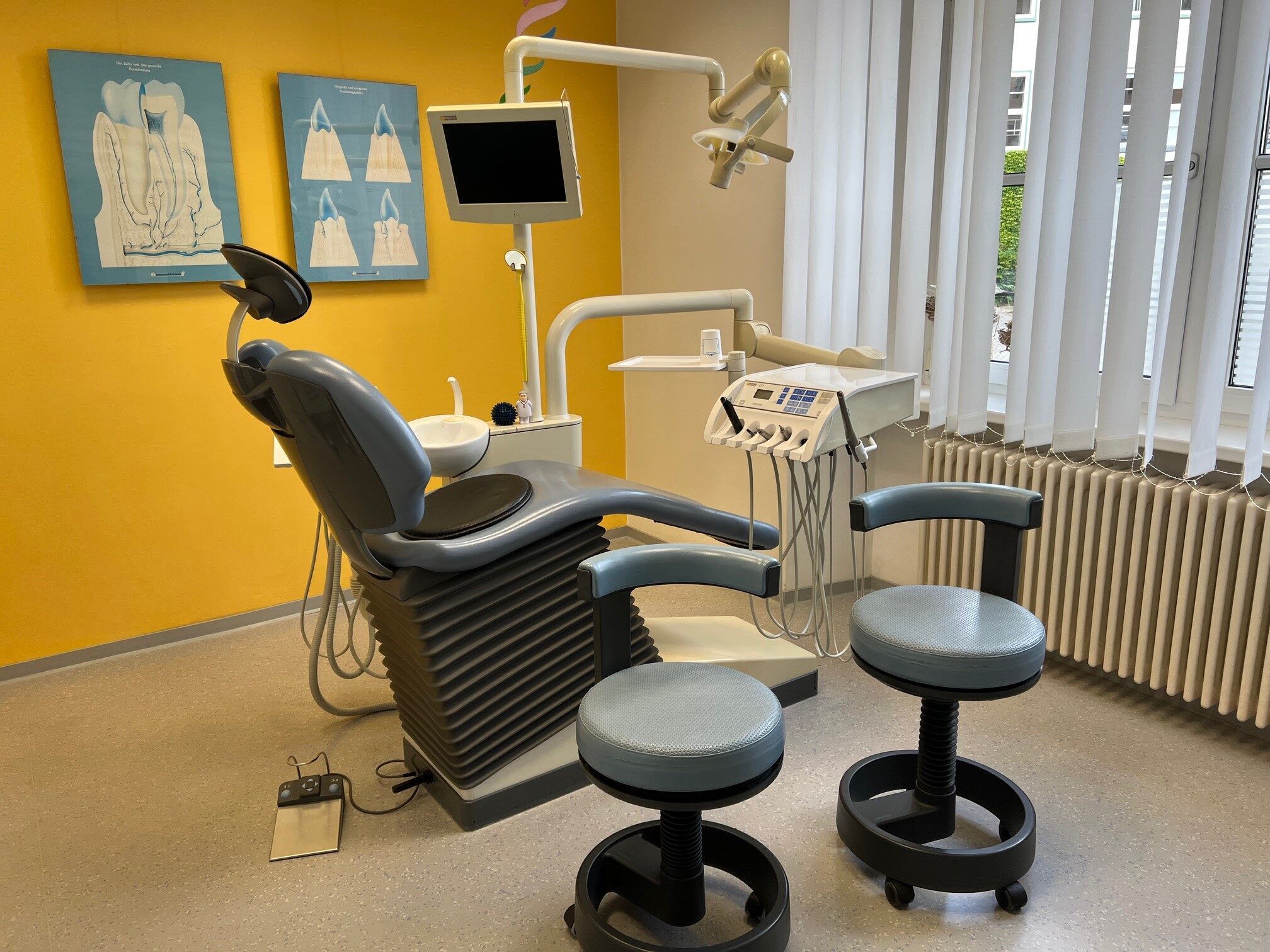 Dentaleinheit Sirona C5+ mit 2 Arzthocker und Intraoralkamera | 332874 Dentaleinheit Sirona C5+ mit 2 Arzthocker und Intraoralkamera | 332874