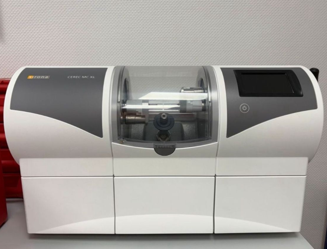 Sirona CEREC MC XL Premium 4 Motoren Schleifmaschine für Zirkon / e.max ZirCAD | 333629 Sirona CEREC MC XL Premium 4 Motoren Schleifmaschine für Zirkon / e.max ZirCAD | 333629