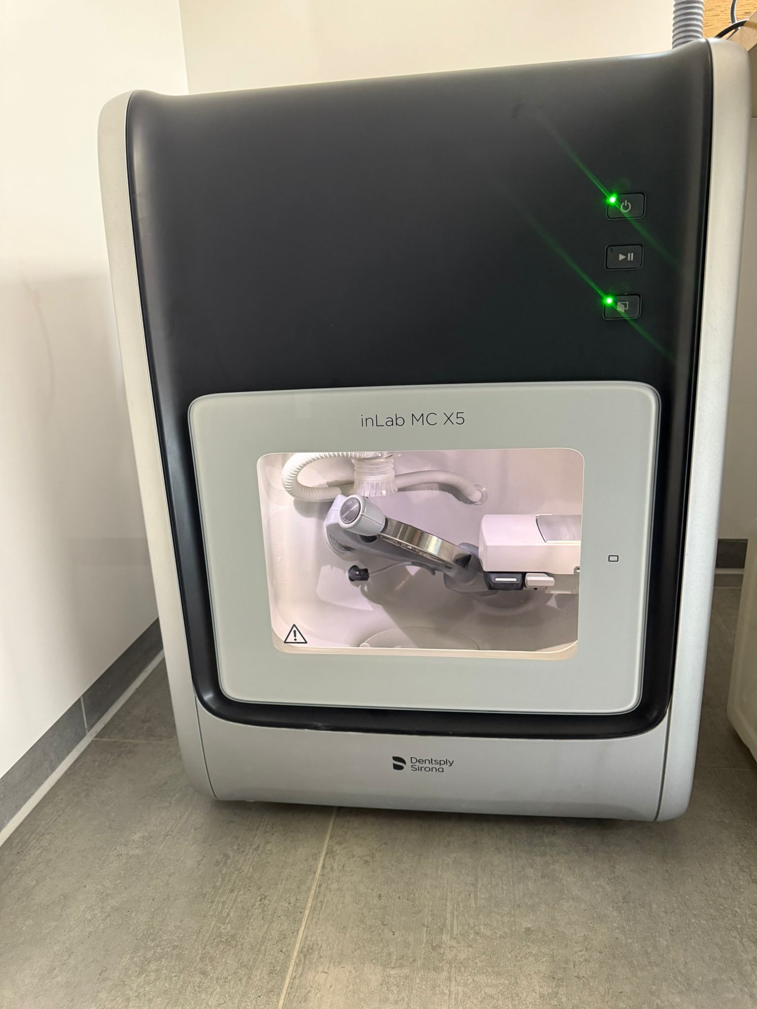 Dentsply Sirona inLab MC X5 Fräseinheit / Absaugung / In Lab CAM SW 20 Lizenz | 334496 Dentsply Sirona inLab MC X5 Fräseinheit / Absaugung / In Lab CAM SW 20 Lizenz | 334496