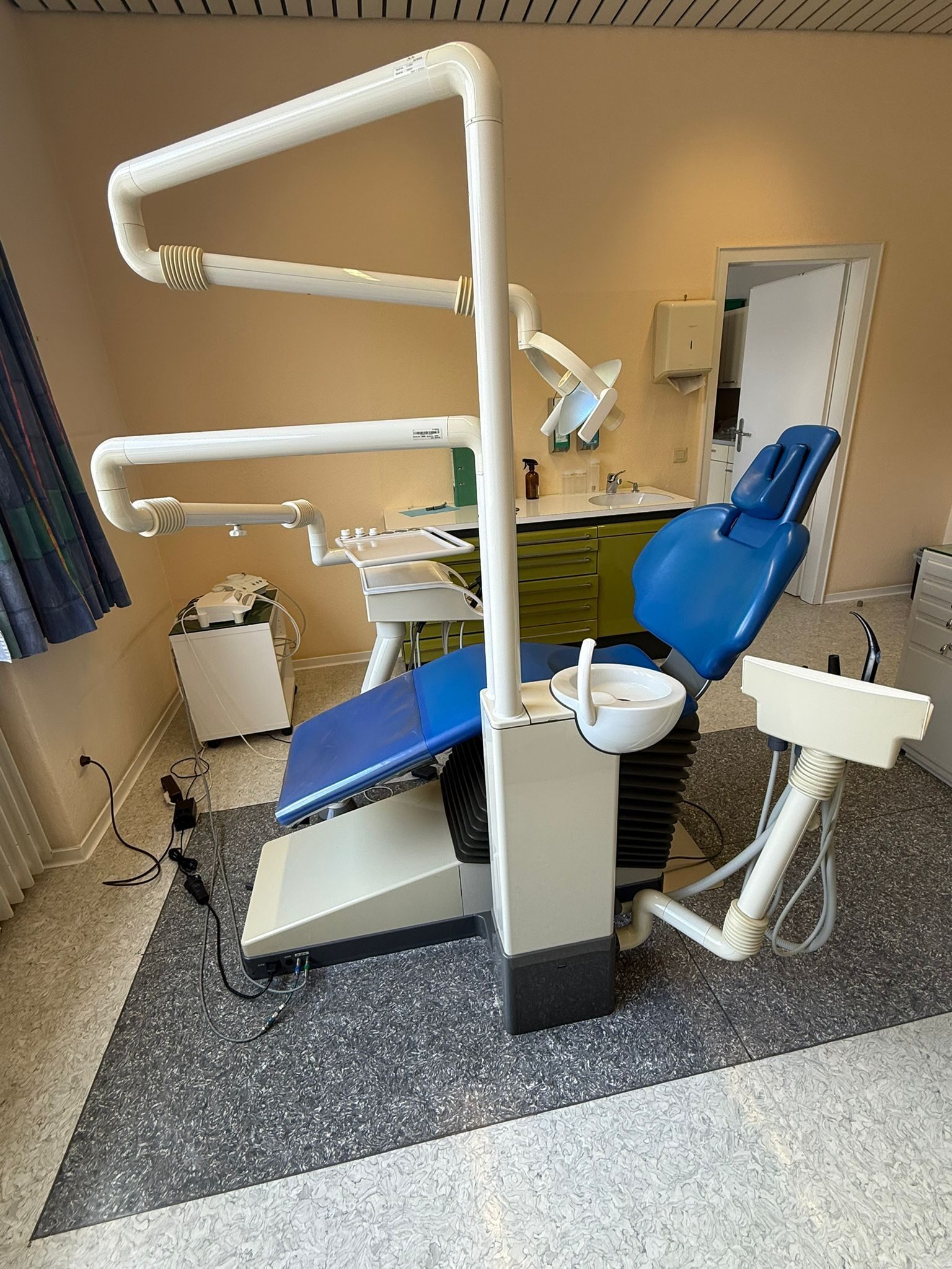 Sirona C4+ Behandlungseinheit gebraucht, verfügbar ab 01.11.2025 | 333337 Sirona C4+ Behandlungseinheit gebraucht, verfügbar ab 01.11.2025 | 333337