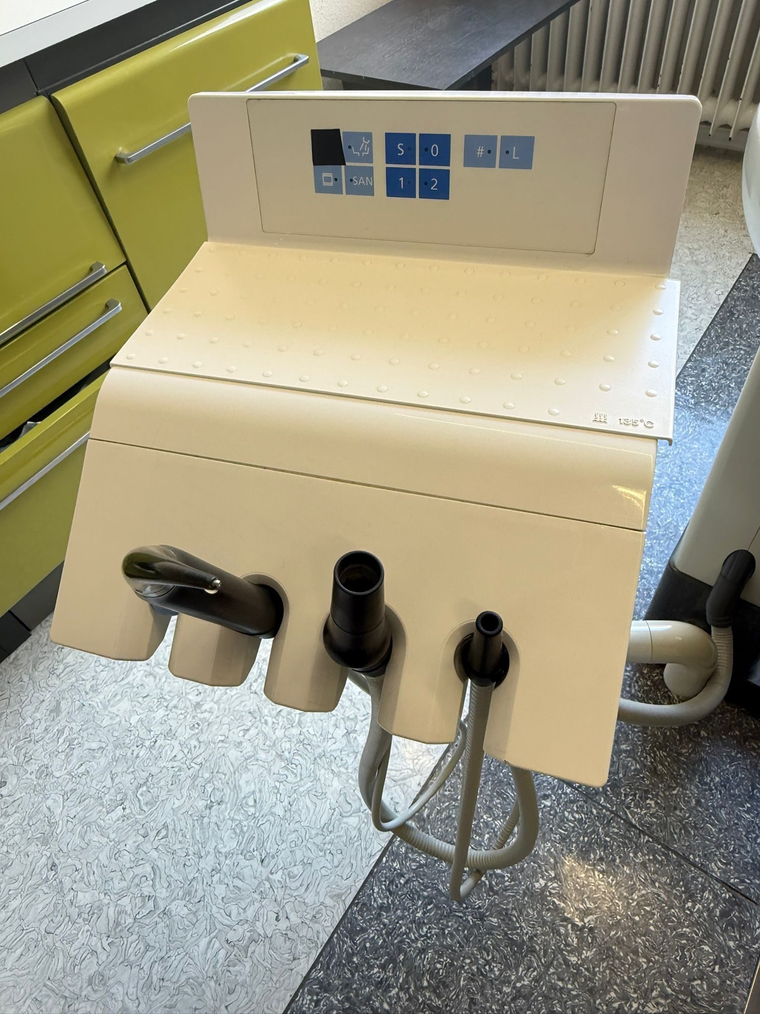 Sirona C4+ Behandlungseinheit gebraucht, verfügbar ab 01.11.2025 | 333338 Sirona C4+ Behandlungseinheit gebraucht, verfügbar ab 01.11.2025 | 333338