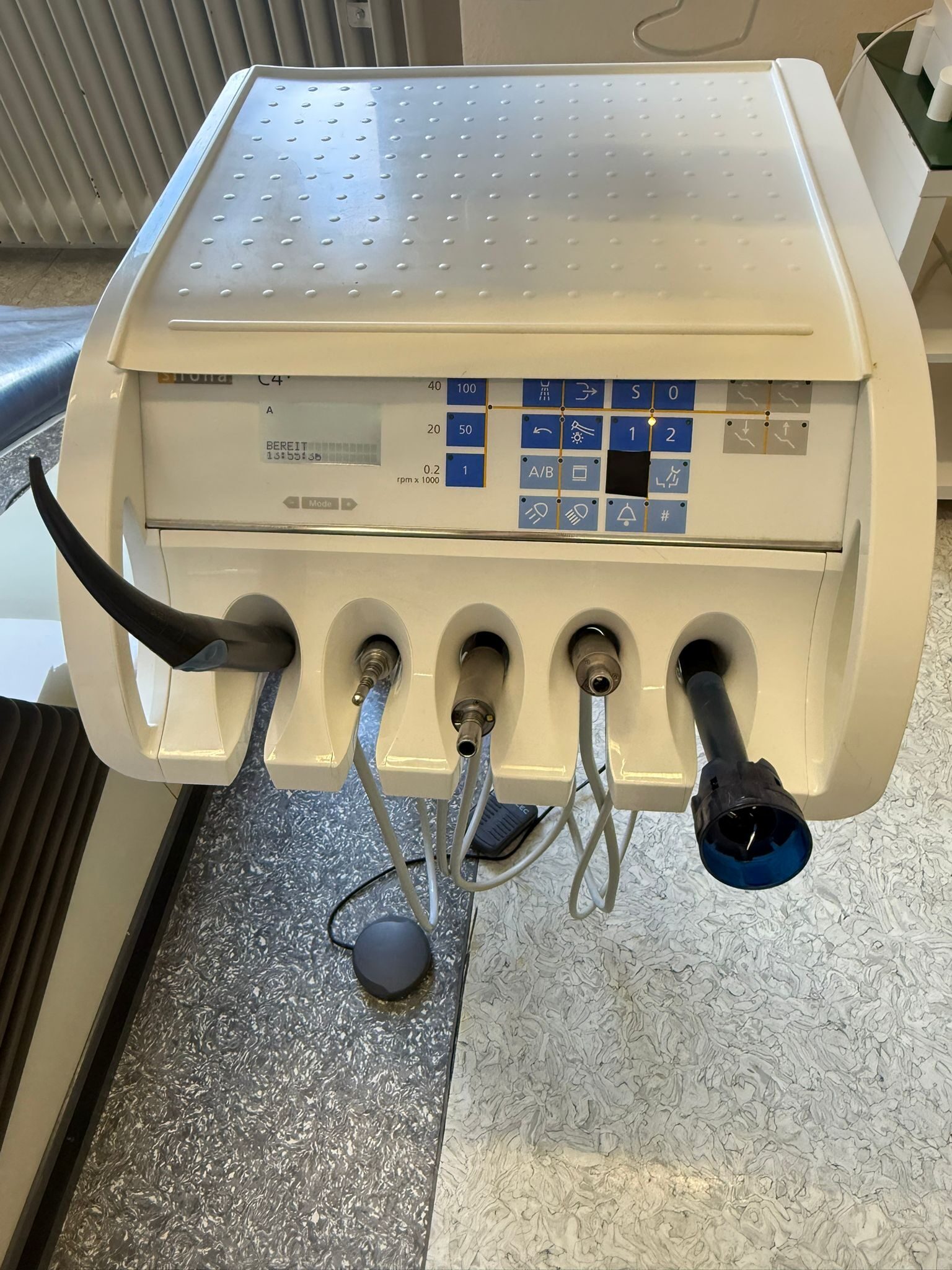 Sirona C4+ Behandlungseinheit gebraucht, verfügbar ab 01.11.2025 | 333339 Sirona C4+ Behandlungseinheit gebraucht, verfügbar ab 01.11.2025 | 333339