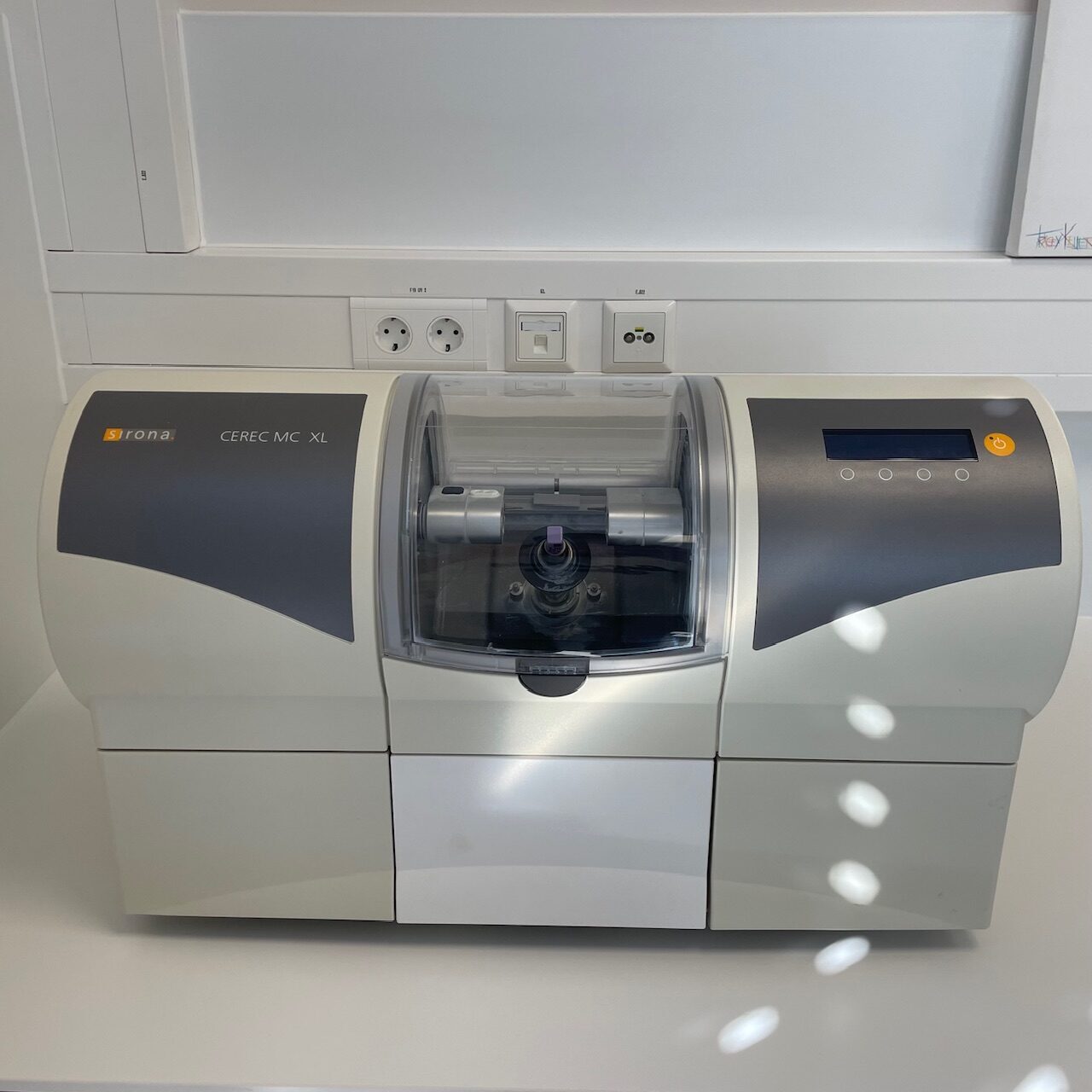CEREC MC XL Fräseinheit (Sirona, Baujahr 2007) – verkauft wie besehen | 333114 CEREC MC XL Fräseinheit (Sirona, Baujahr 2007) – verkauft wie besehen | 333114