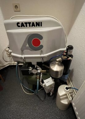 gebrauchter 2- Zylinder- Kompressor mit 50- Liter- Tank und Schallschutzhaube – Hersteller Cattani (zur Zeit noch in Betrieb) gebrauchter 2- Zylinder- Kompressor mit 50- Liter- Tank und Schallschutzhaube – Hersteller Cattani (zur Zeit noch in Betrieb)