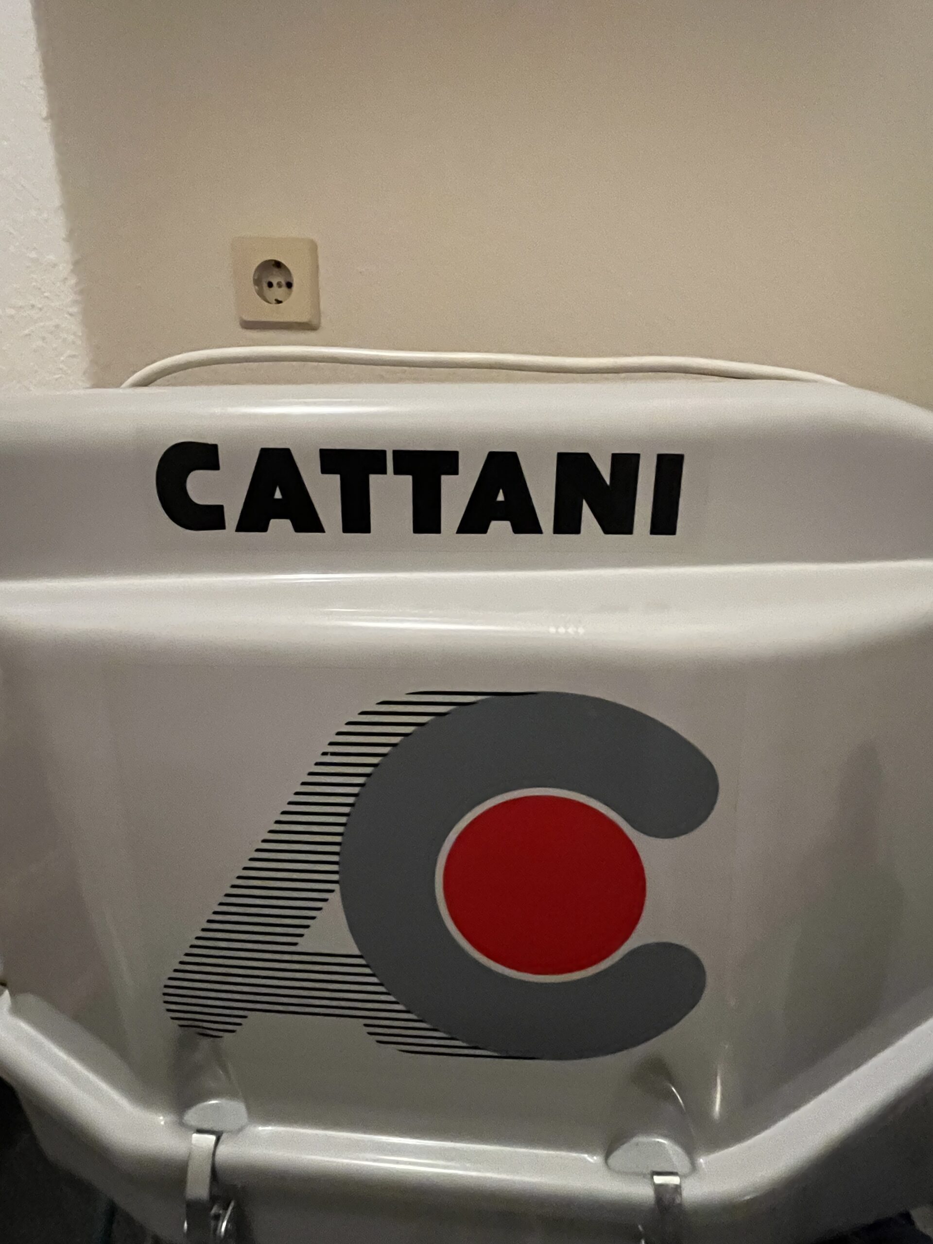 gebrauchter 2- Zylinder- Kompressor mit 50- Liter- Tank und Schallschutzhaube – Hersteller Cattani (zur Zeit noch in Betrieb) | 334353 gebrauchter 2- Zylinder- Kompressor mit 50- Liter- Tank und Schallschutzhaube – Hersteller Cattani (zur Zeit noch in Betrieb) | 334353