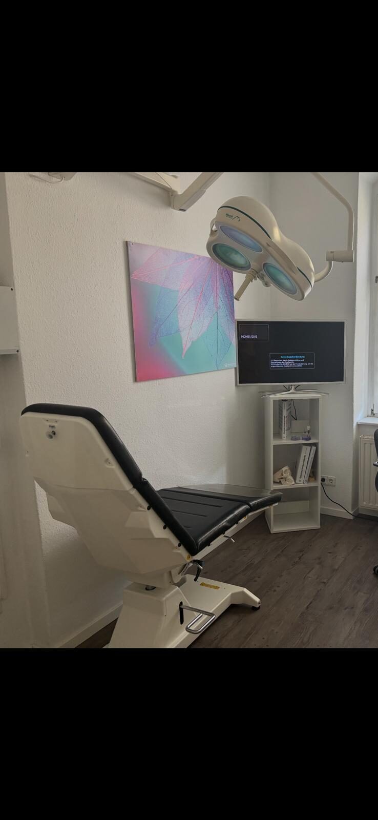 Schwarze OP-/Behandlungsliege – manuell verstellbar, sehr gut erhalten | 335774