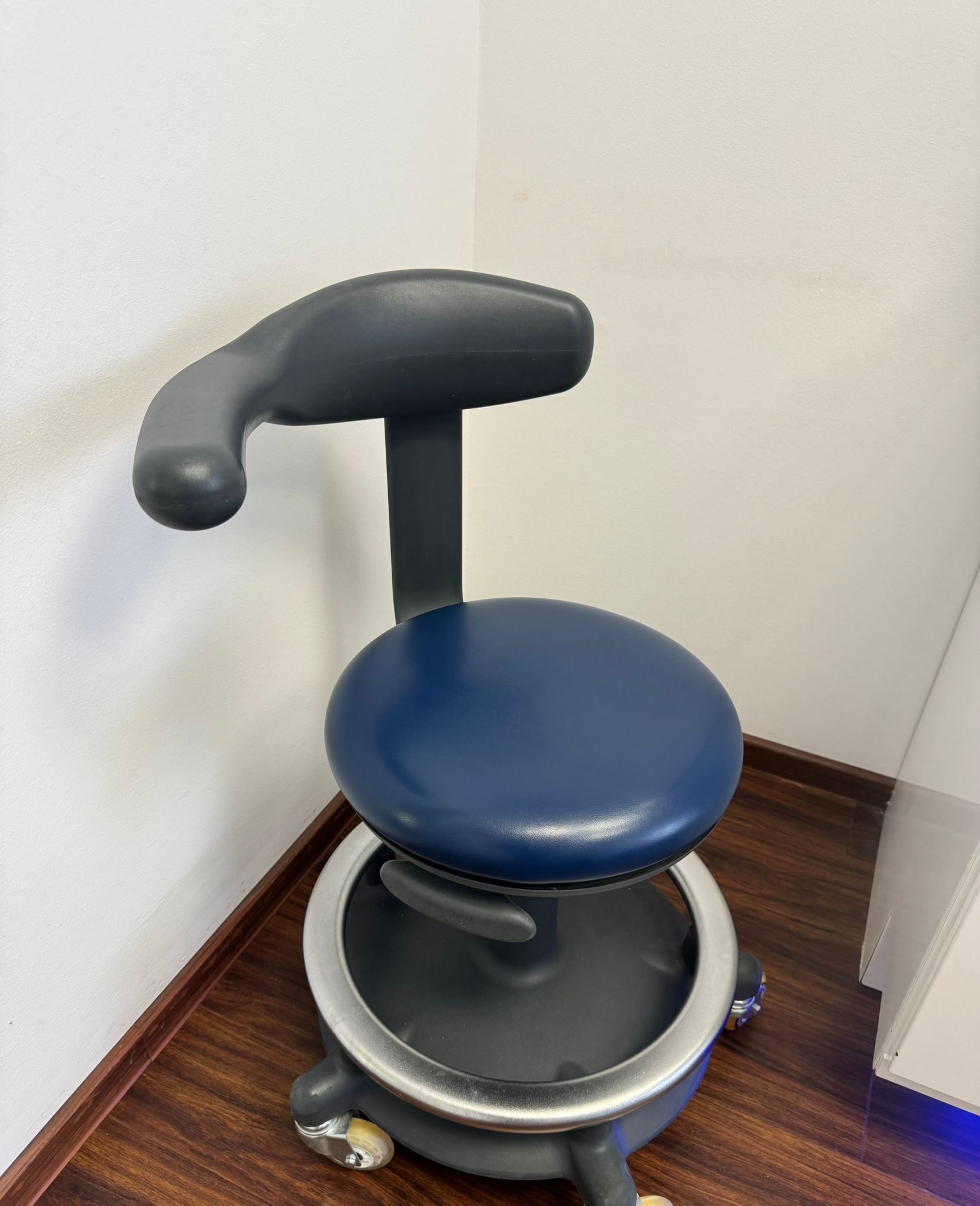 Behandlungszimmer mit Behandlungsstuhl und -zeile, auch einzeln aus Praxisauflösung | 335464