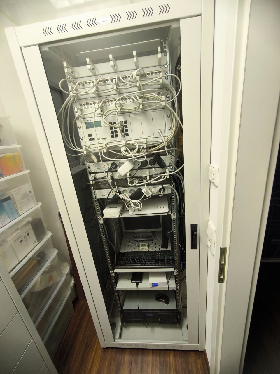 Serverschrank inkl. Zubehör aus Praxisauslösung | 335690