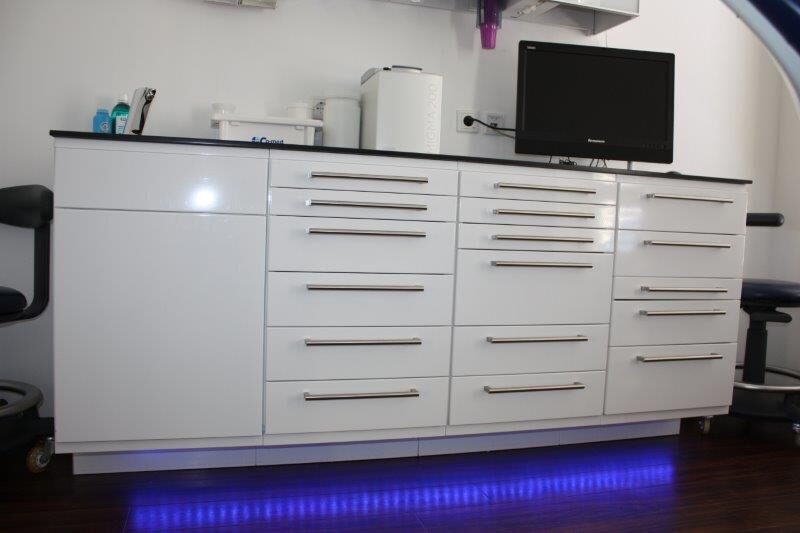 Behandlungszimmer mit Behandlungsstuhl und -zeile, auch einzeln aus Praxisauflösung | 335450