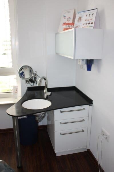 Behandlungszimmer mit Behandlungsstuhl und -zeile, auch einzeln aus Praxisauflösung | 335452