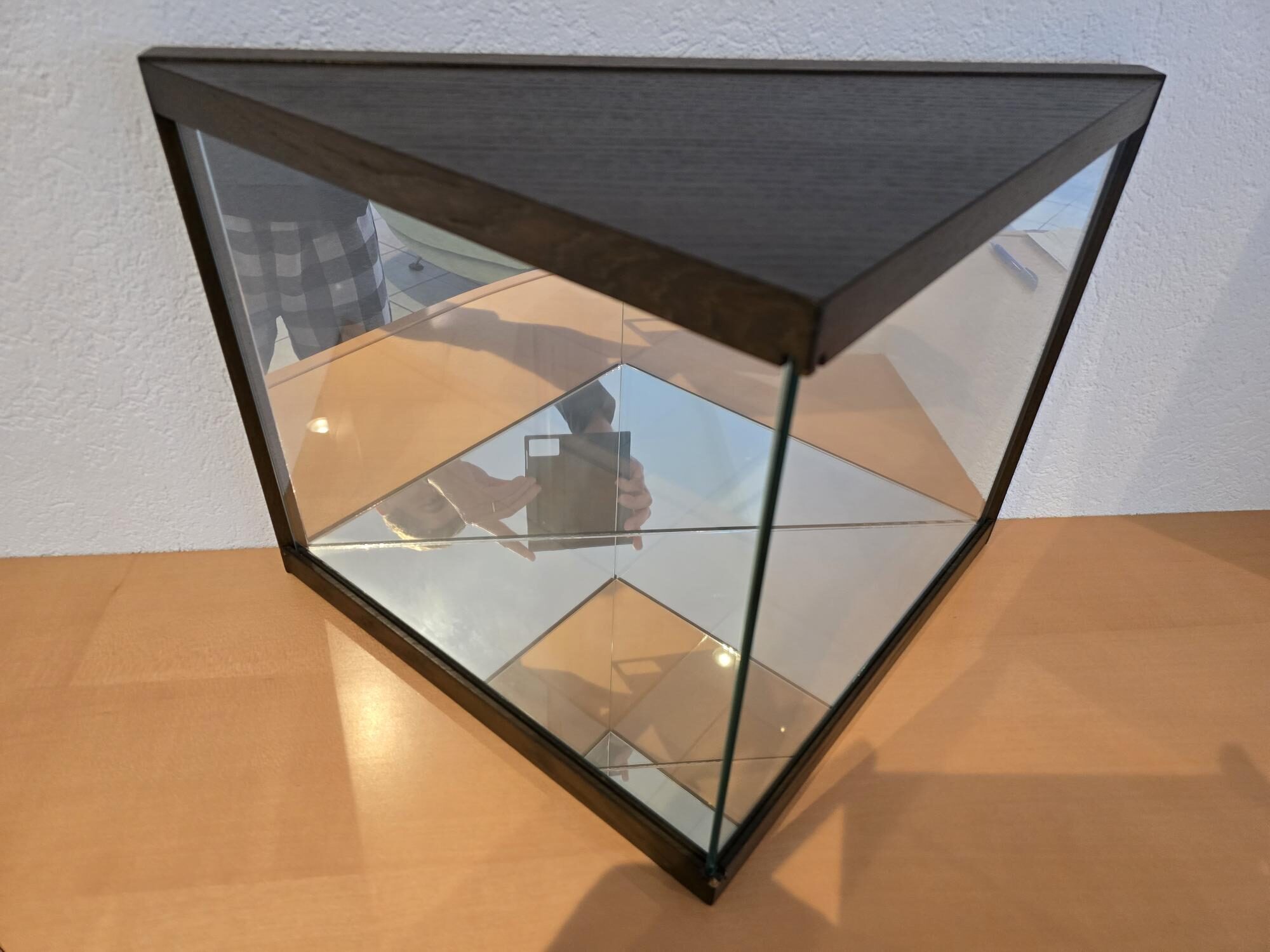 Design-Vitrine PRISMA: dunkler Nussabum, innen verspiegelt | 337840