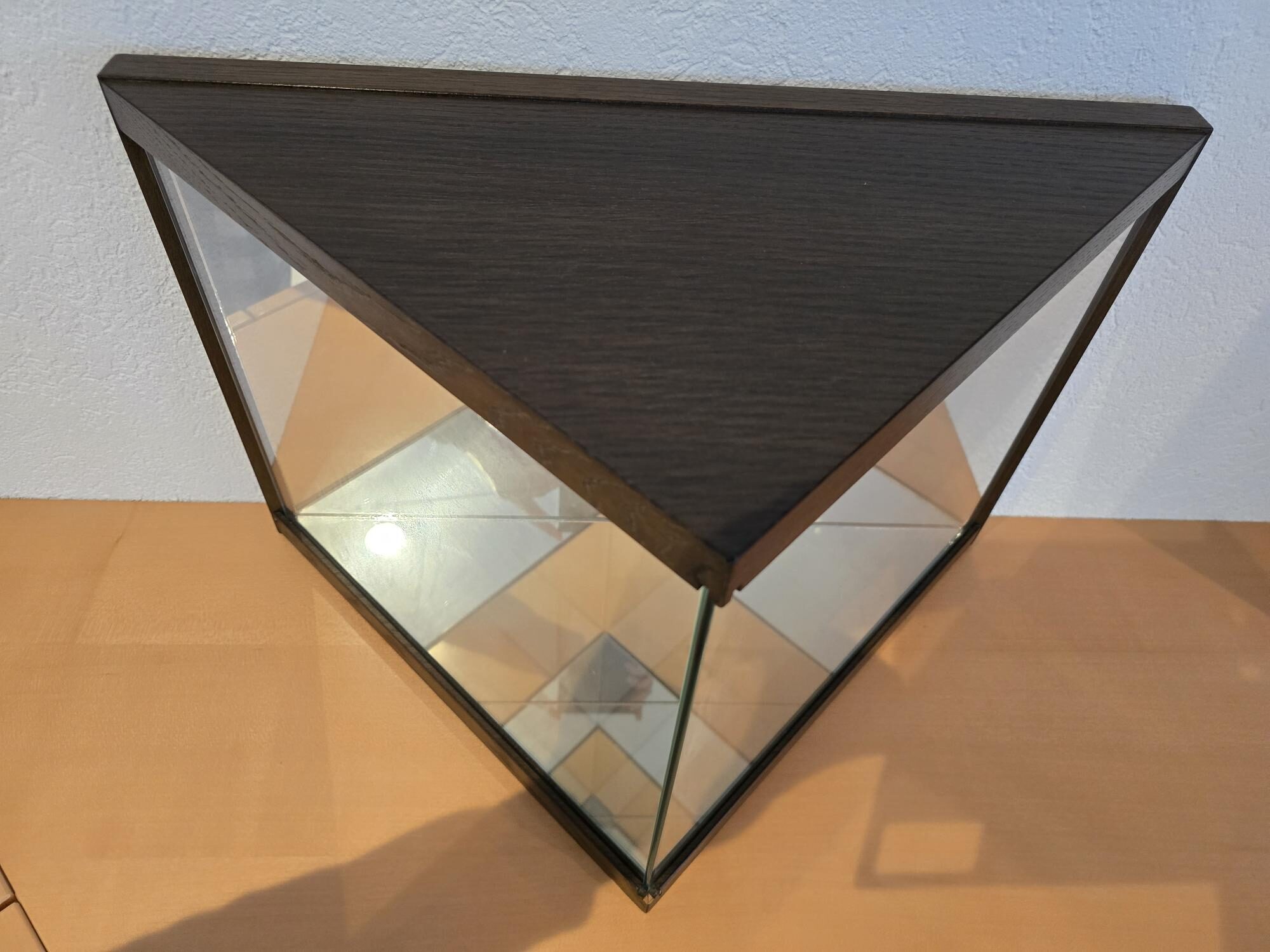 Design-Vitrine PRISMA: dunkler Nussabum, innen verspiegelt | 337841