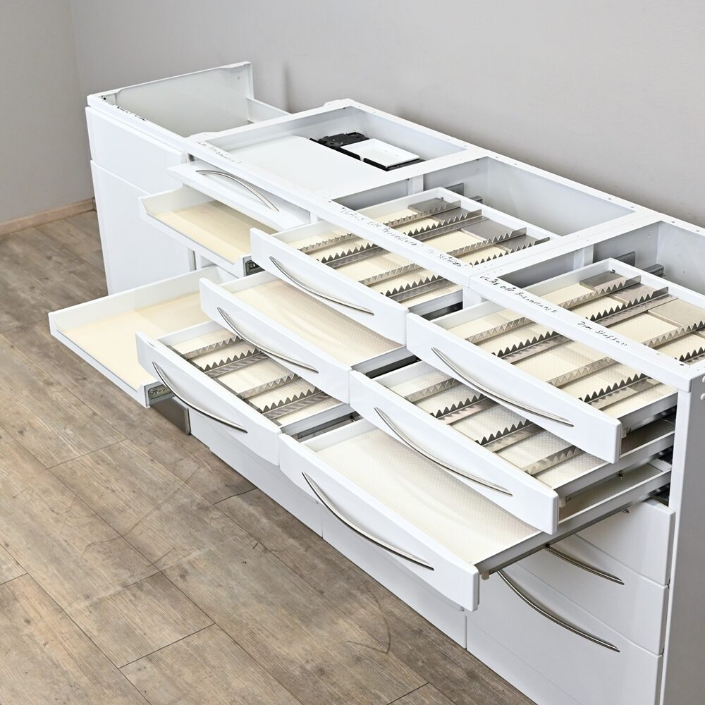 Le-iS 4er Behandlungszeile / Schrankzeile aus Stahl, gebraucht | 340820