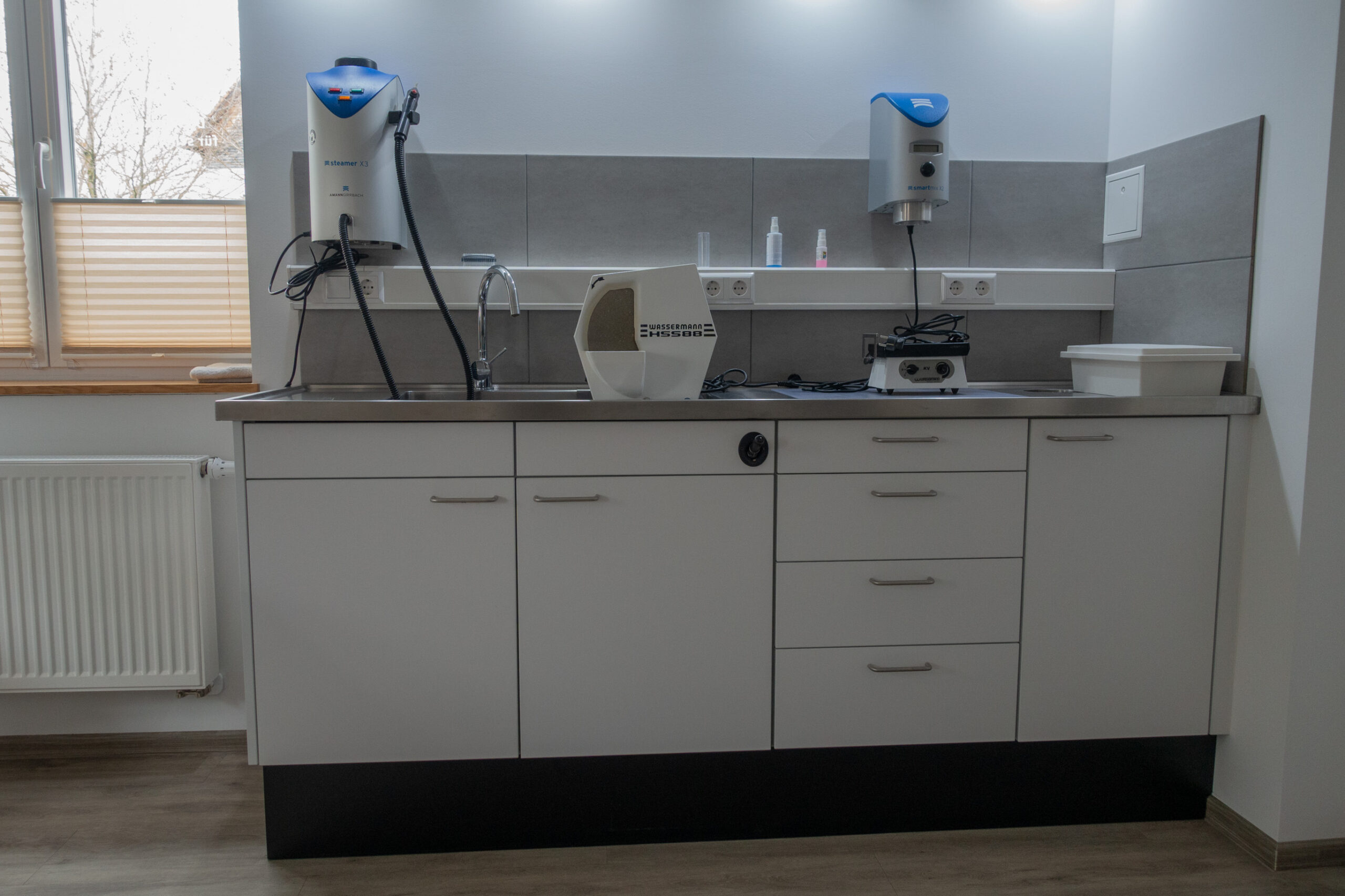 Gipstisch V2A Platte m. Profilrand mit komplettem Zubehör 1000x2195x650mm – TOP GEPFLEGT | 341376