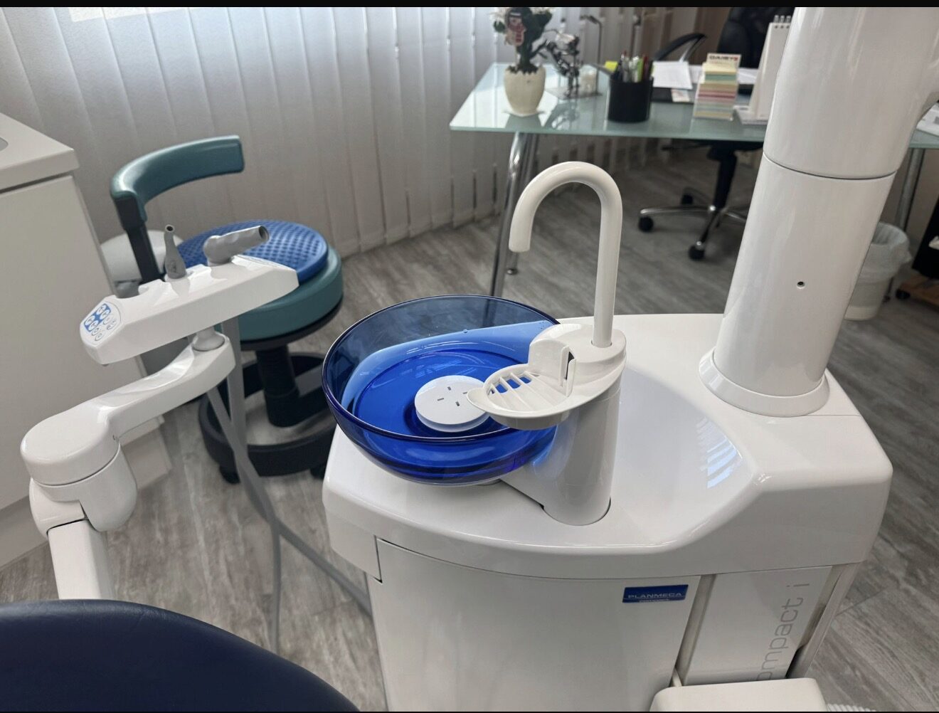 Behandlungseinheit Planmeca Compact – Bestens gepflegte (wie neu)  aus dem Jahr 2016 zu verkaufen, in Berlin – Marzahn | 342278