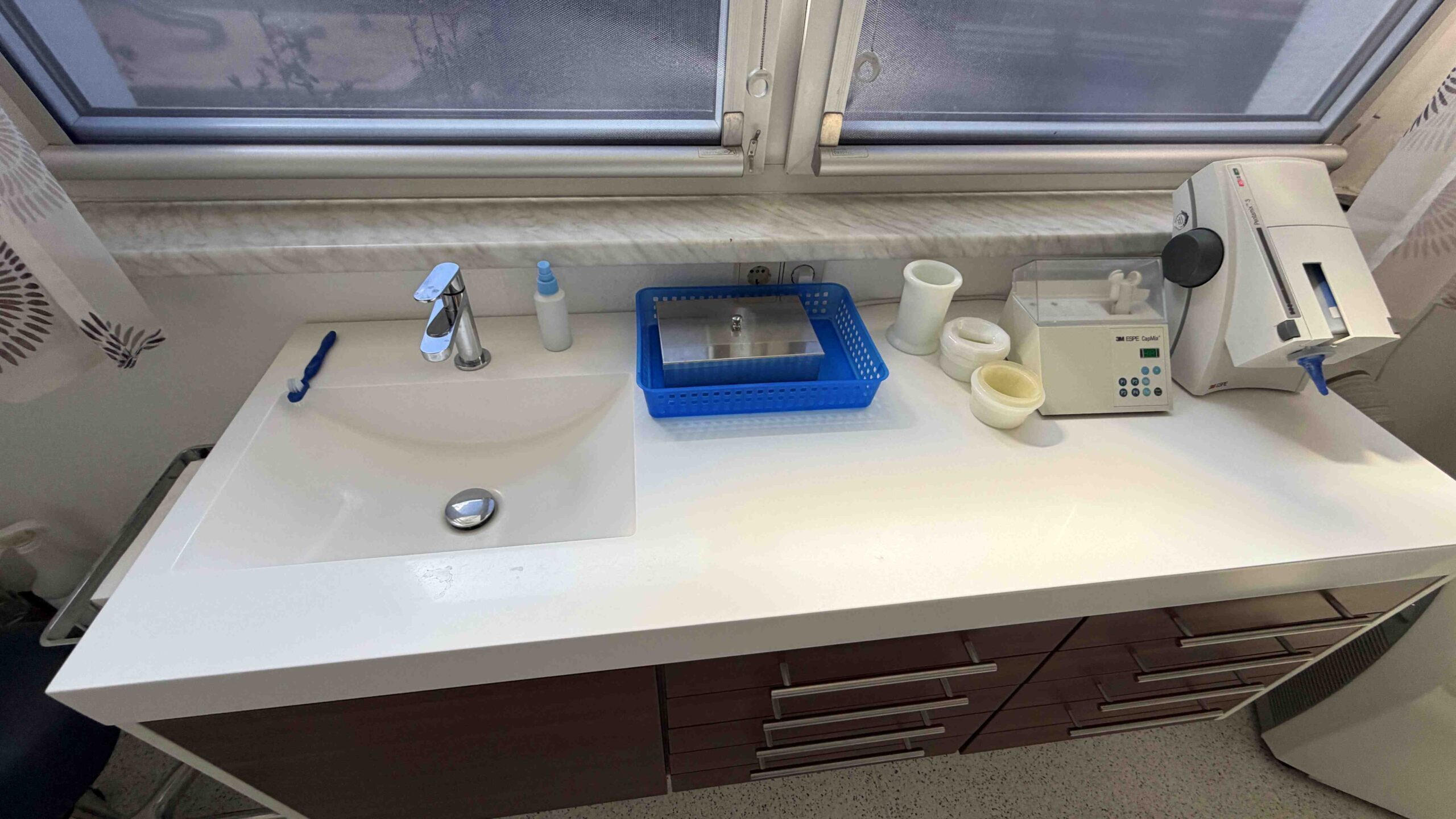 Top Zustand 3-er Behandlungszeile mit integriertem Waschbecken, Abfallkorb, | 344803