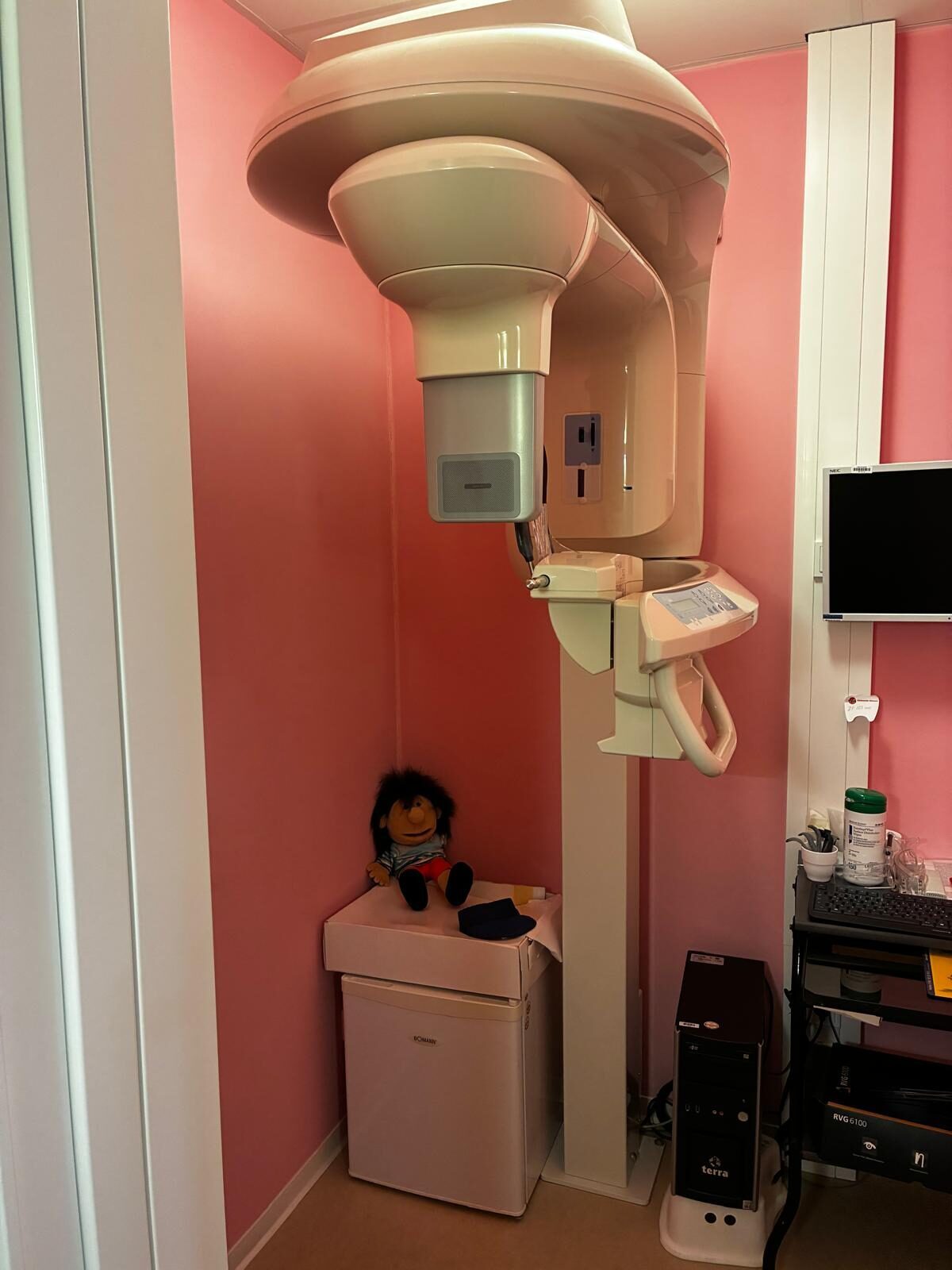 Praxisinventar aus zahnärztlich oralchirurgischer Praxis mit Praxislabor günstig abzugeben | 355019