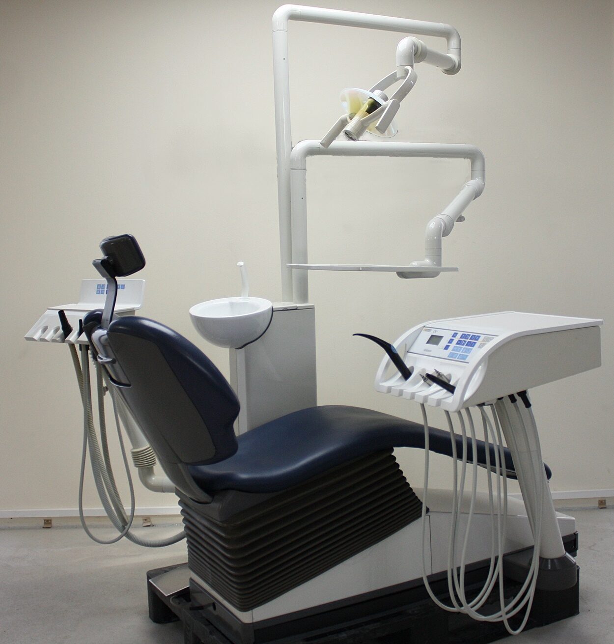 Sirona Behandlungseinheit C4+ Zahnarztstuhl Refurbished | 376876