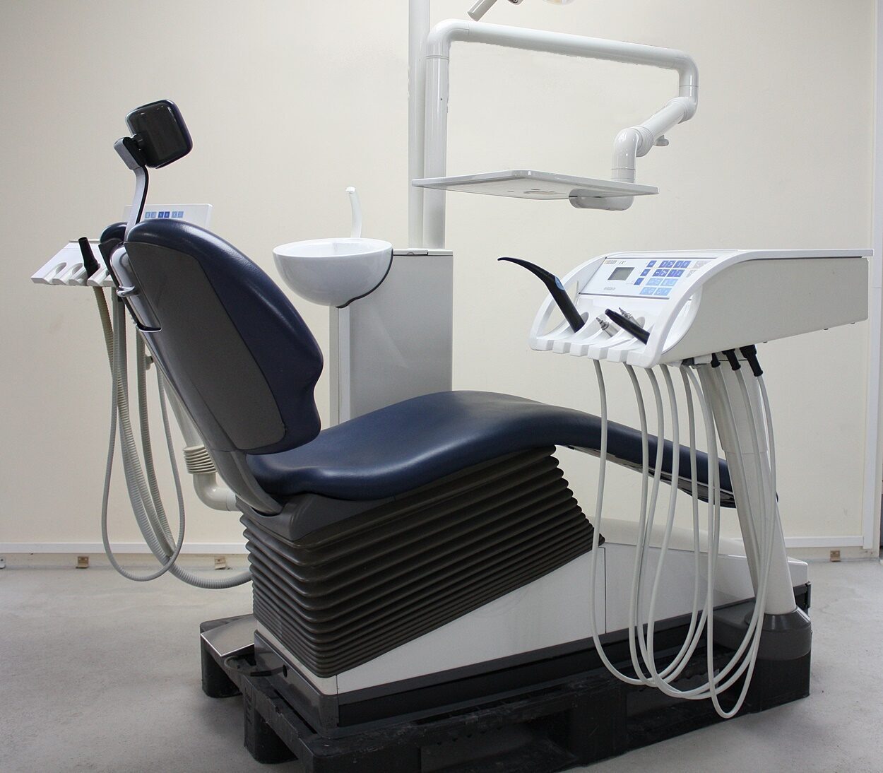 Sirona Behandlungseinheit C4+ Zahnarztstuhl Refurbished | 376877