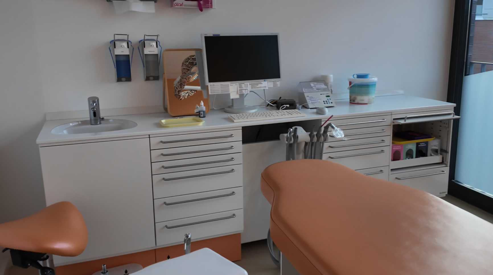 Dentalart POP! Möbel fur Praxis mit medizinische Sensor-Armatur | 381288