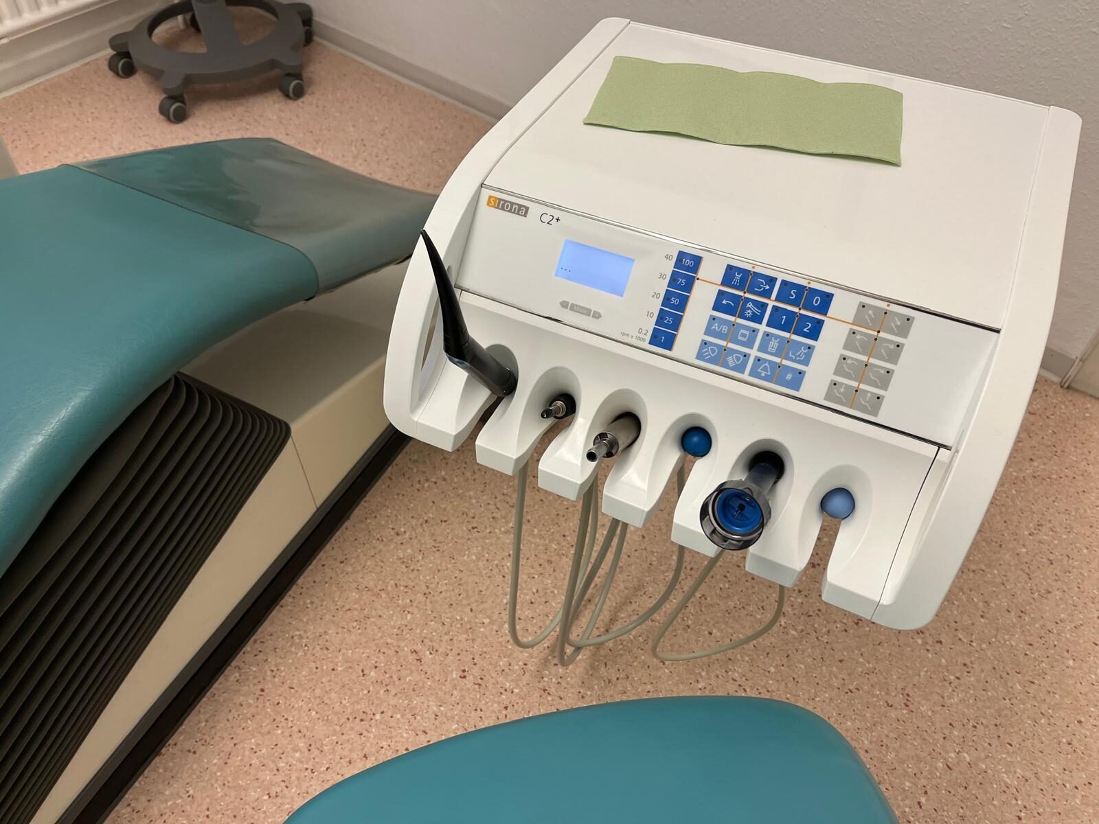 Sirona C2+ Behandlungseinheit inkl. 6 Monate Gewährleistung – werkstattgeprüft und aufgearbeitet | 382408