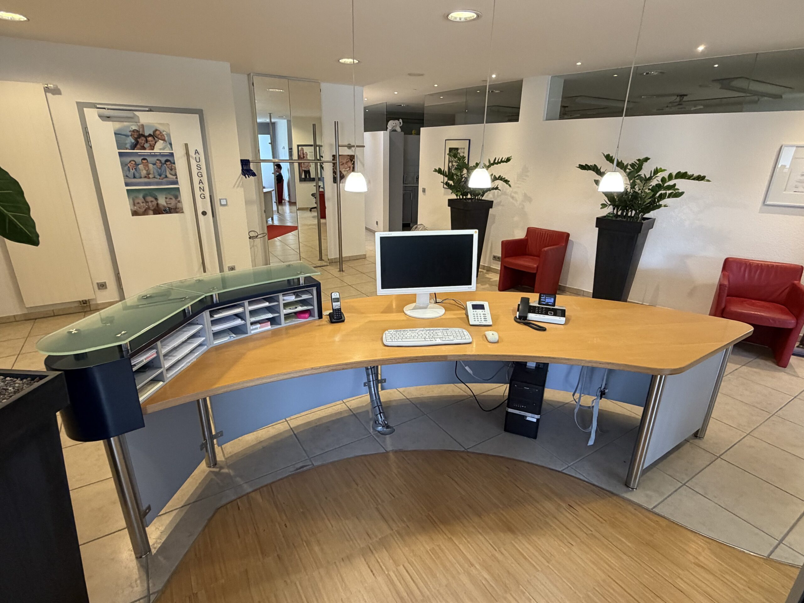 Empfangstheke gebogen 330cm – Multiplex lackiert mit Glasaufsatz (Praxis / Büro) | 384777
