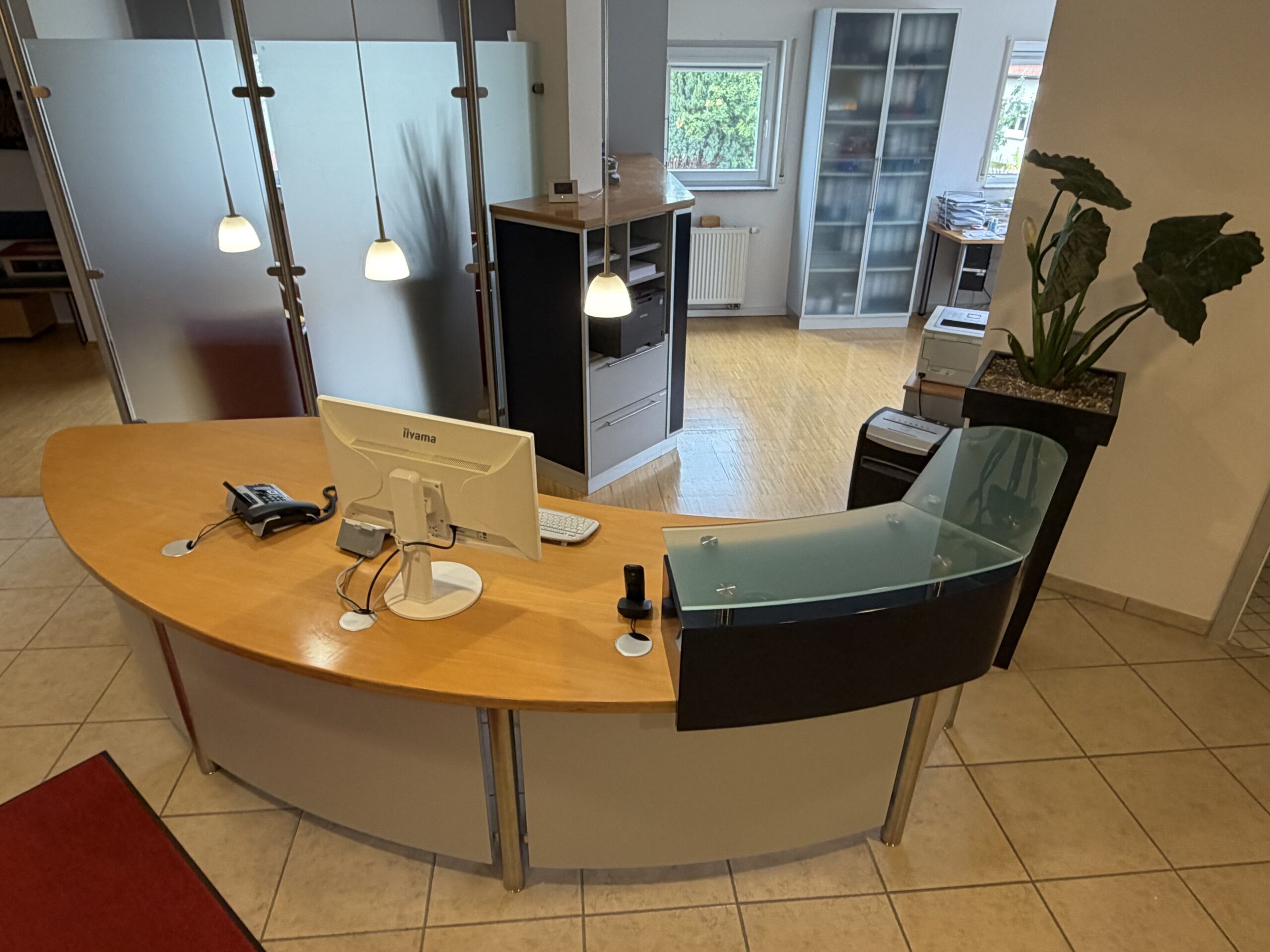 Empfangstheke gebogen 330cm – Multiplex lackiert mit Glasaufsatz (Praxis / Büro) | 384778