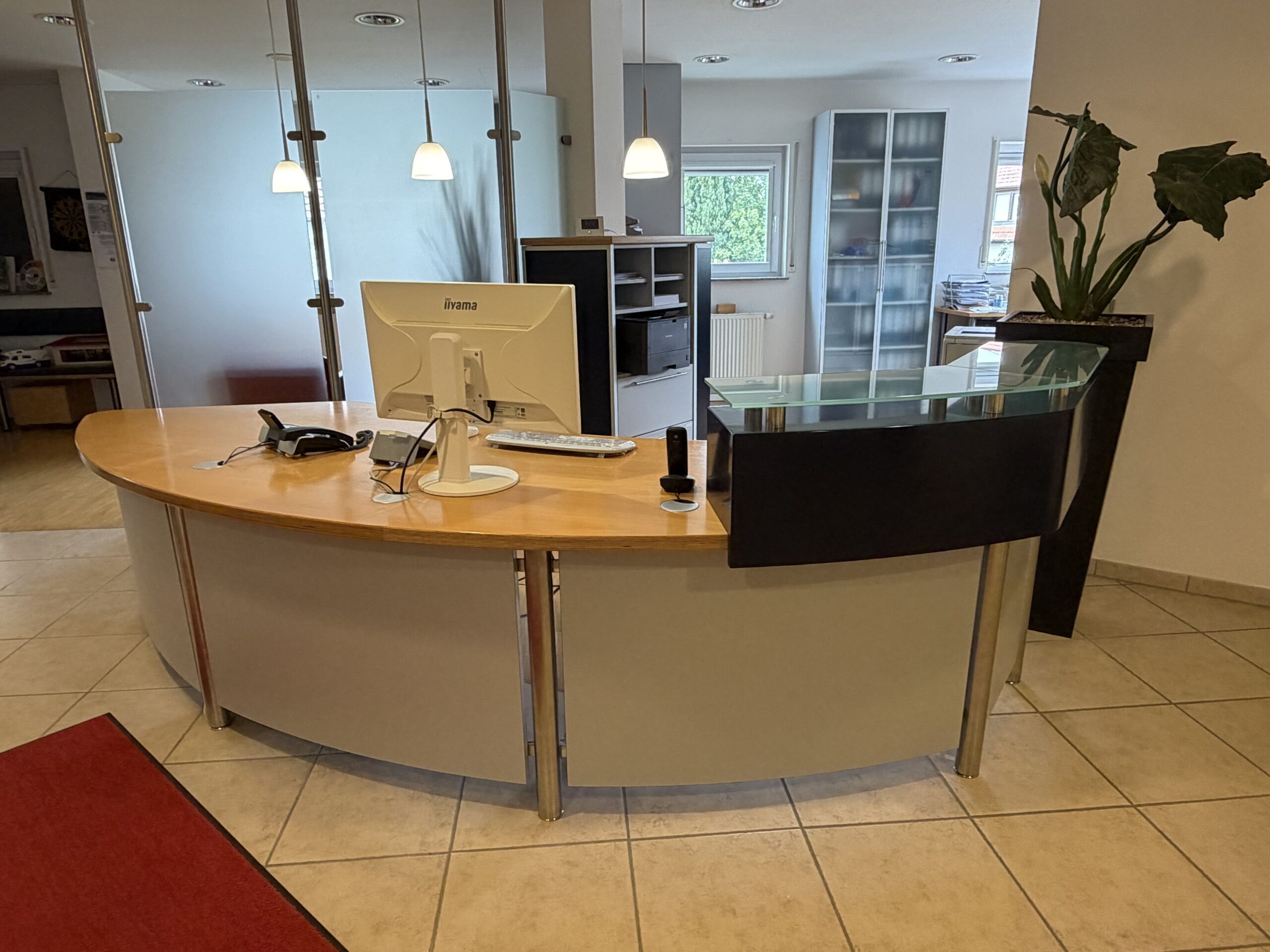Empfangstheke gebogen 330cm – Multiplex lackiert mit Glasaufsatz (Praxis / Büro) | 384779