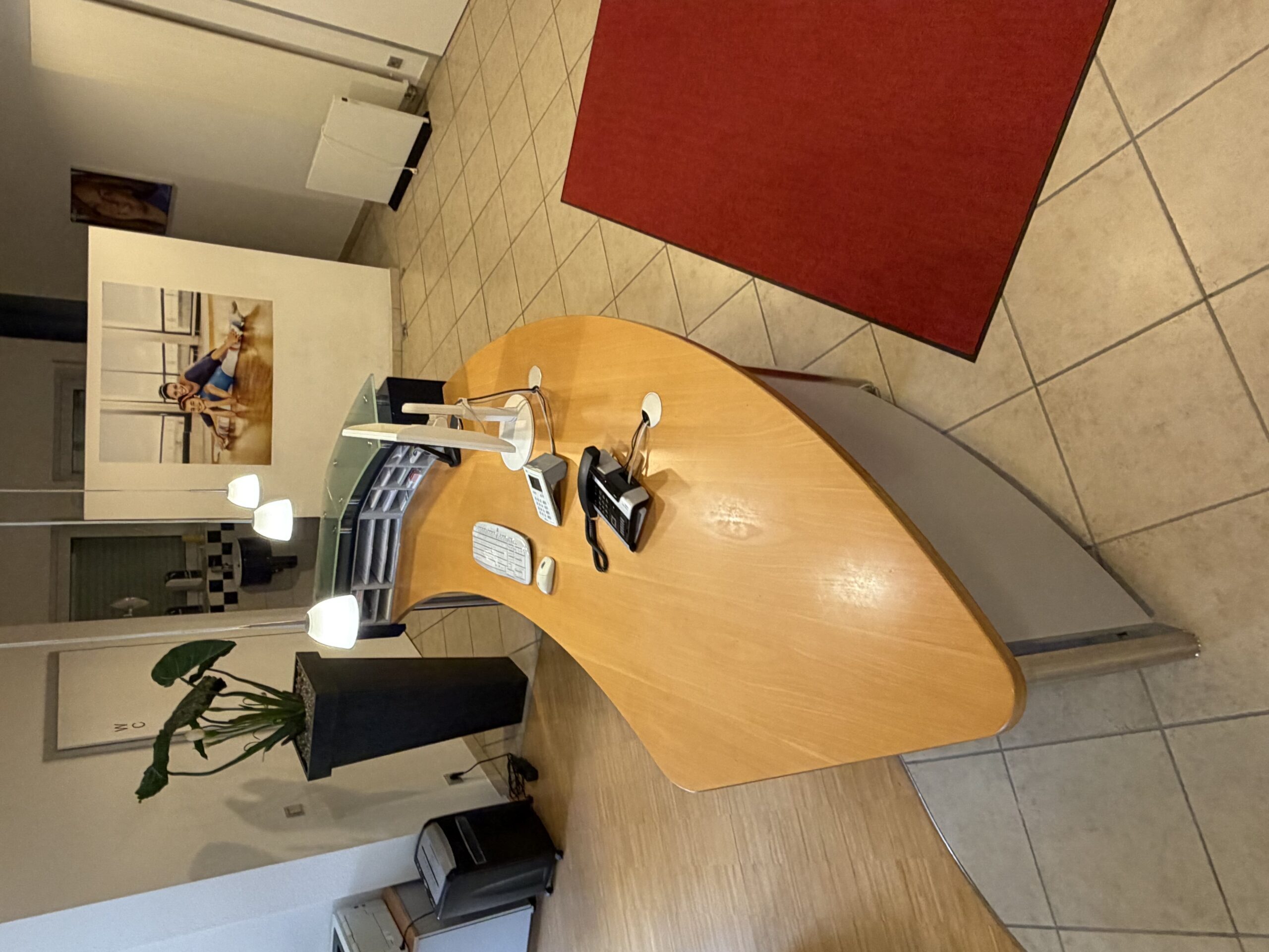 Empfangstheke gebogen 330cm – Multiplex lackiert mit Glasaufsatz (Praxis / Büro) | 384780