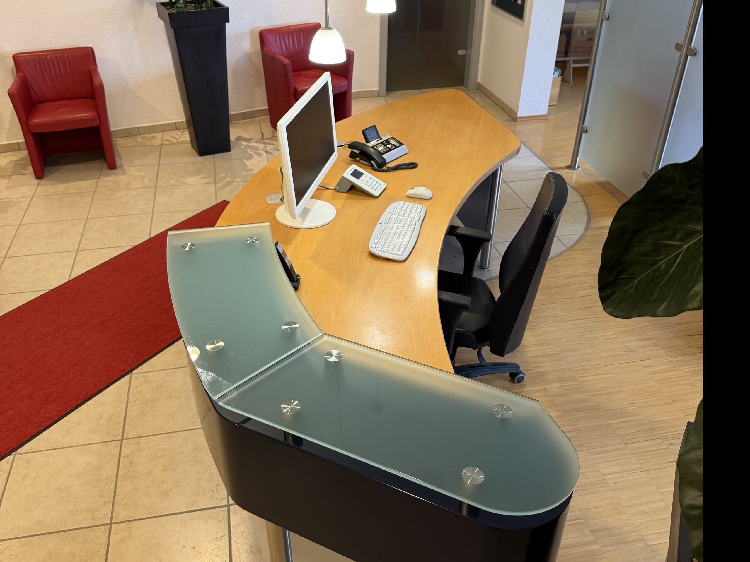 Empfangstheke gebogen 330cm – Multiplex lackiert mit Glasaufsatz (Praxis / Büro) | 384782