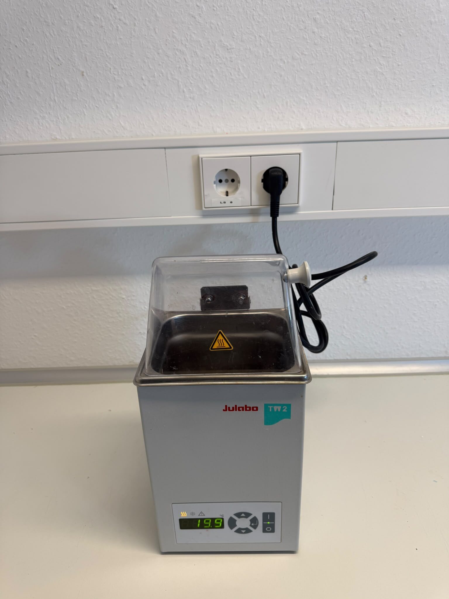 Julabo TW-2 Wasserbad mit 20 – 99,9° Arbeitstemperatur mit Deckel | 387403