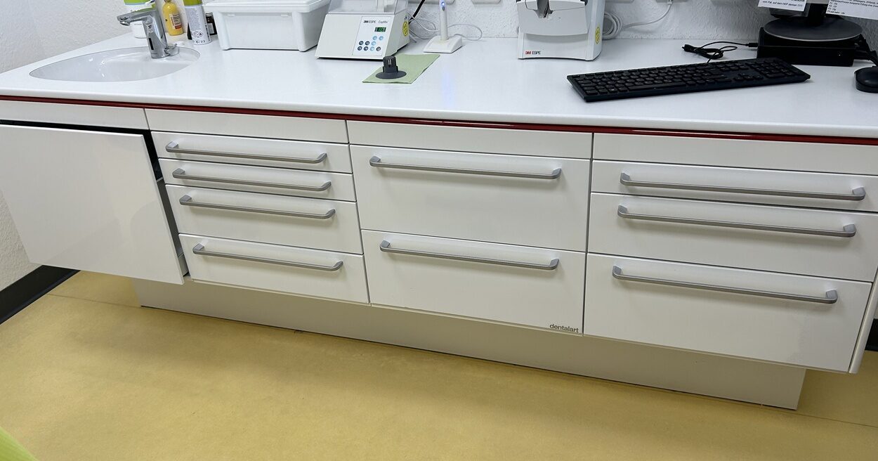 Dental ART 4er Behandlungszeile – Schrankzeile für die Zahnarztpraxis | 385910