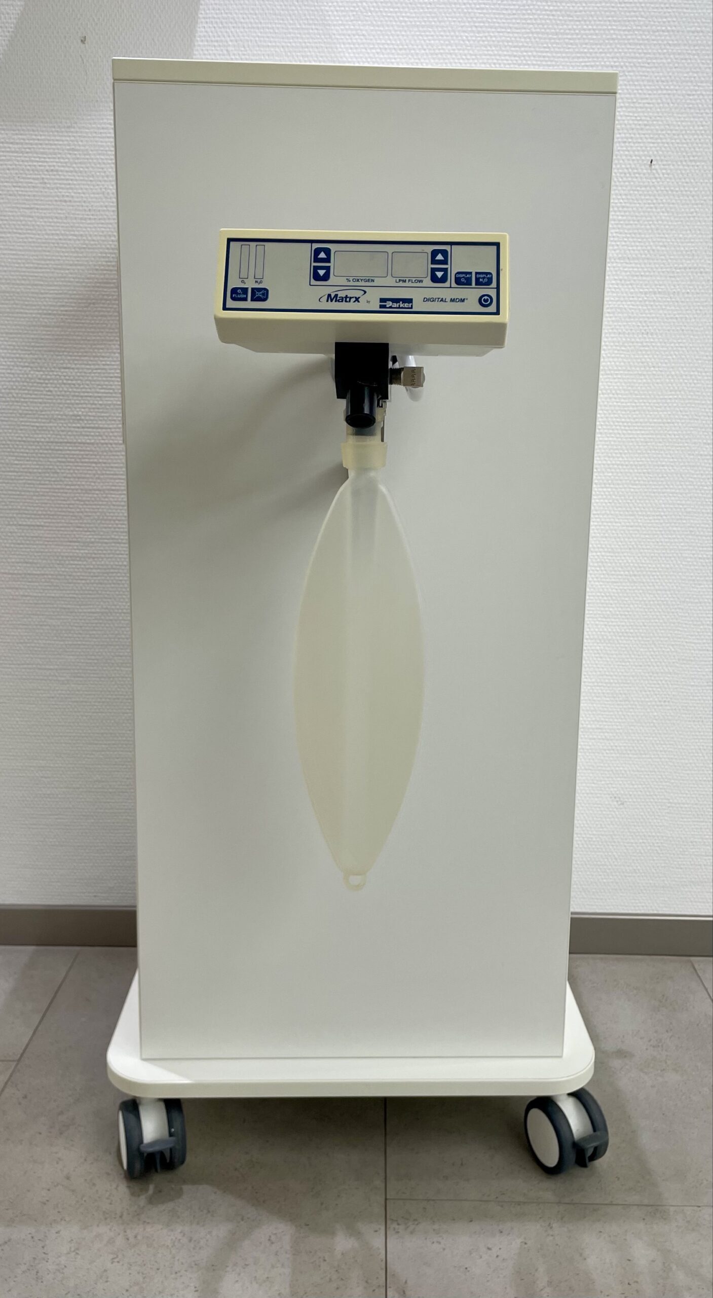 Lachgas- Sauerstoff- Mischgerät der Firma Parker, Digital Flush Mount. | 388924