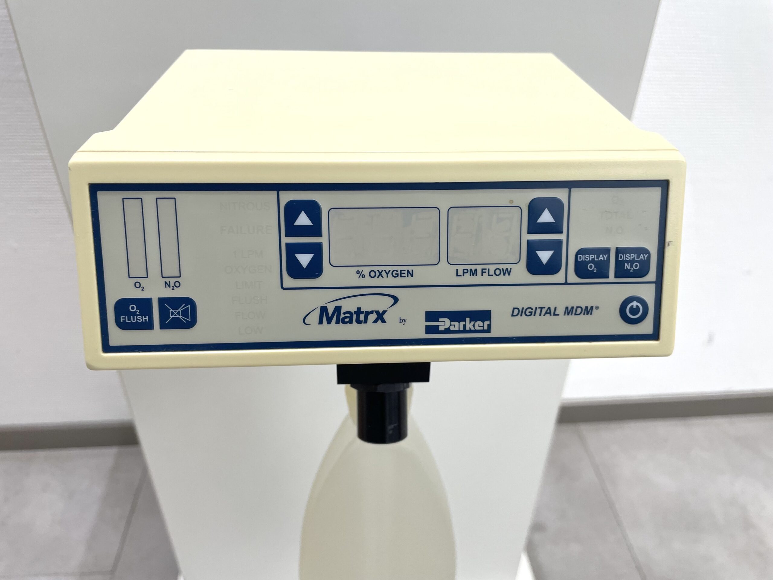 Lachgas- Sauerstoff- Mischgerät der Firma Parker, Digital Flush Mount. | 388925