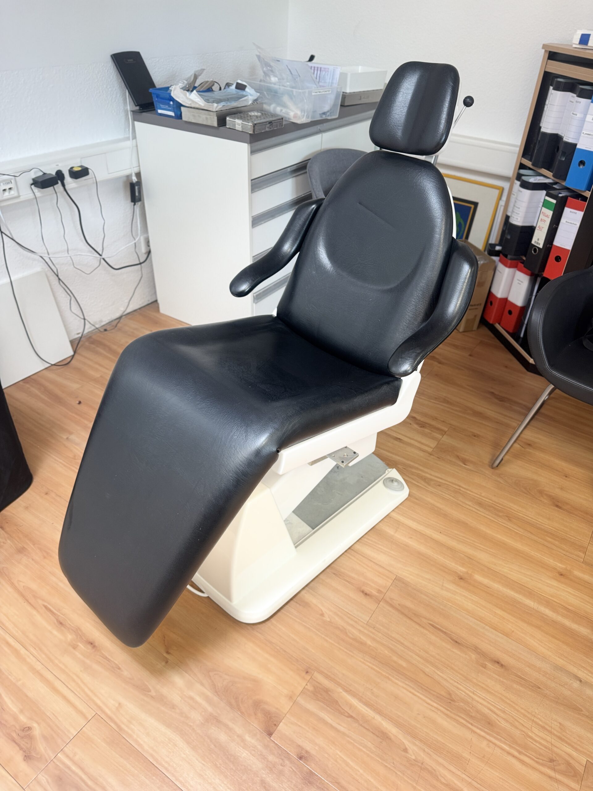Finndent Behandlungsstuhl FD 3600 – elektrisch höhenverstellbar, schwarz | 388891