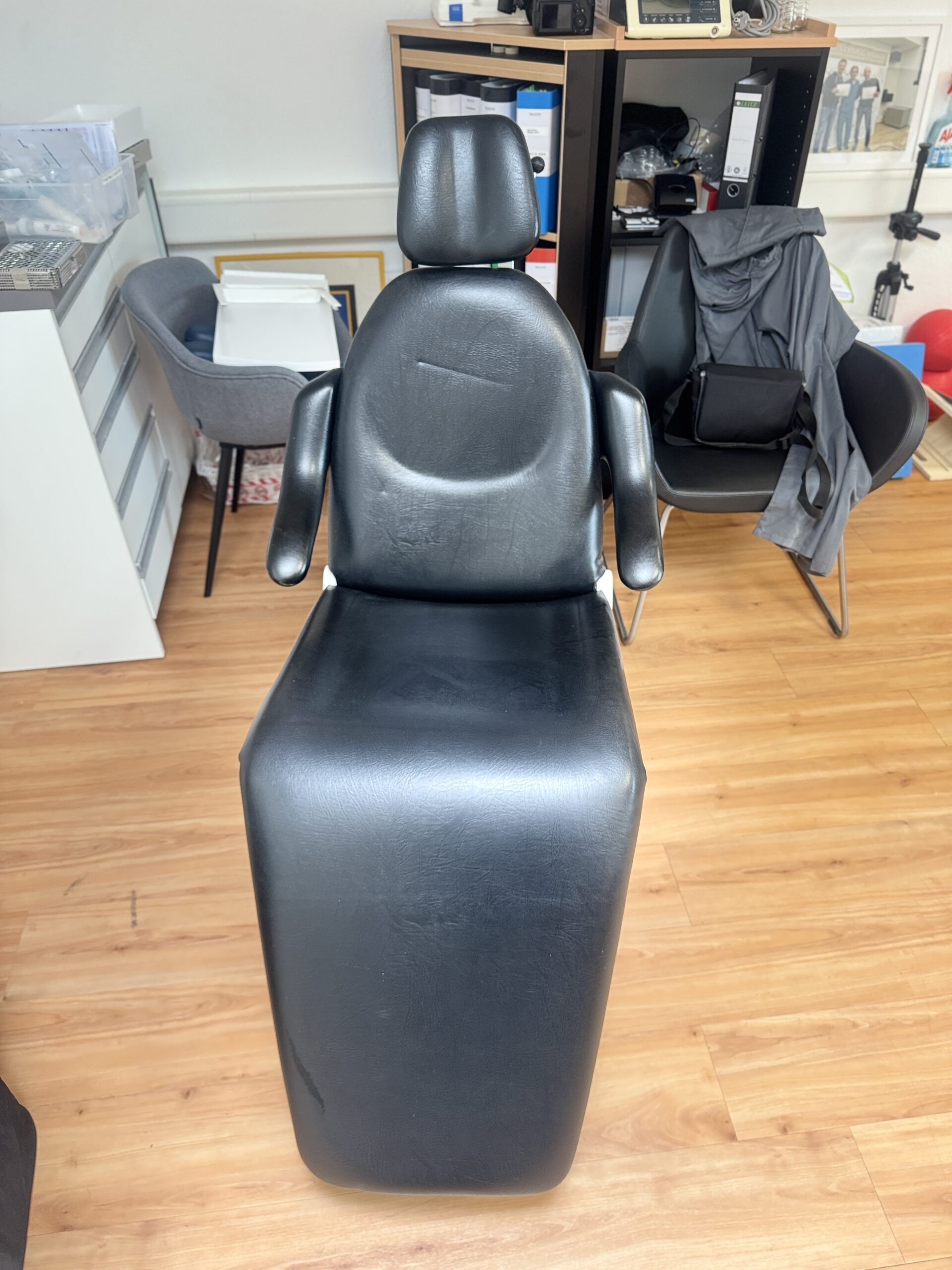Finndent Behandlungsstuhl FD 3600 – elektrisch höhenverstellbar, schwarz | 388905