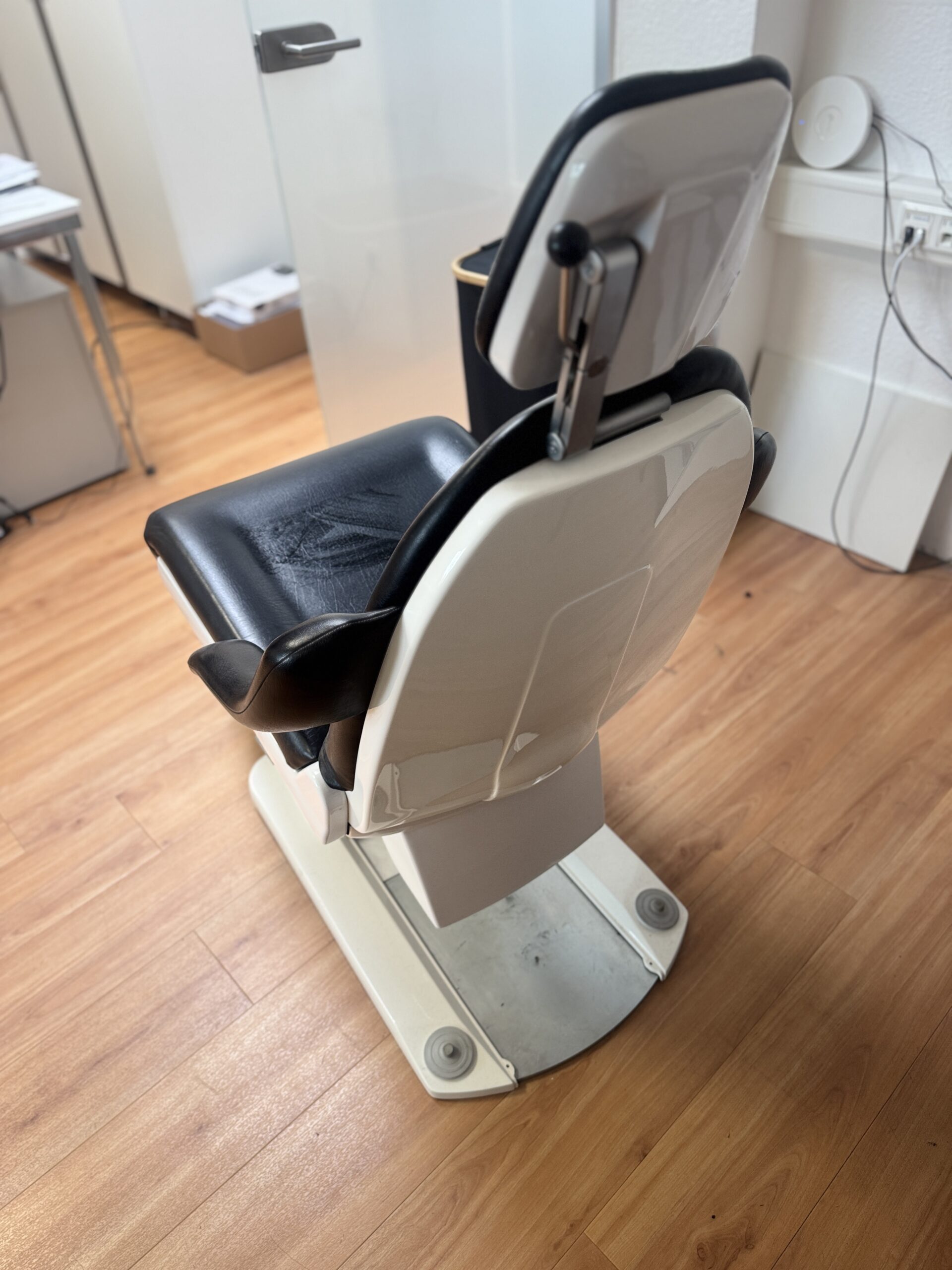 Finndent Behandlungsstuhl FD 3600 – elektrisch höhenverstellbar, schwarz | 388906