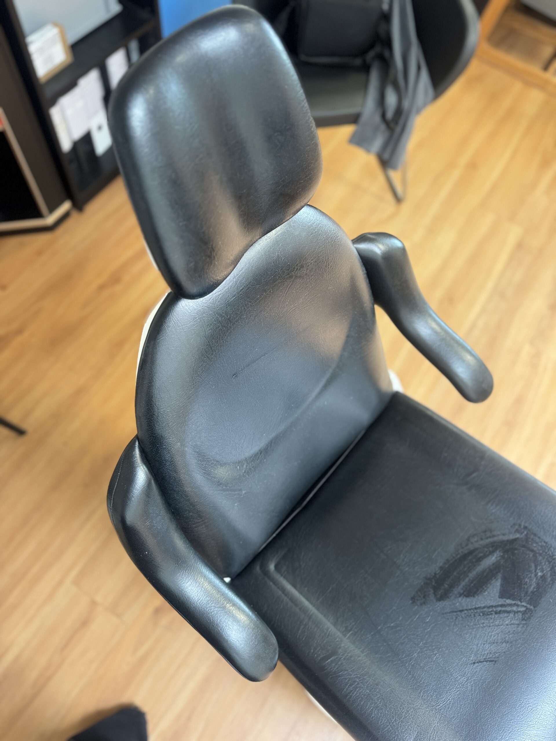 Finndent Behandlungsstuhl FD 3600 – elektrisch höhenverstellbar, schwarz | 388894