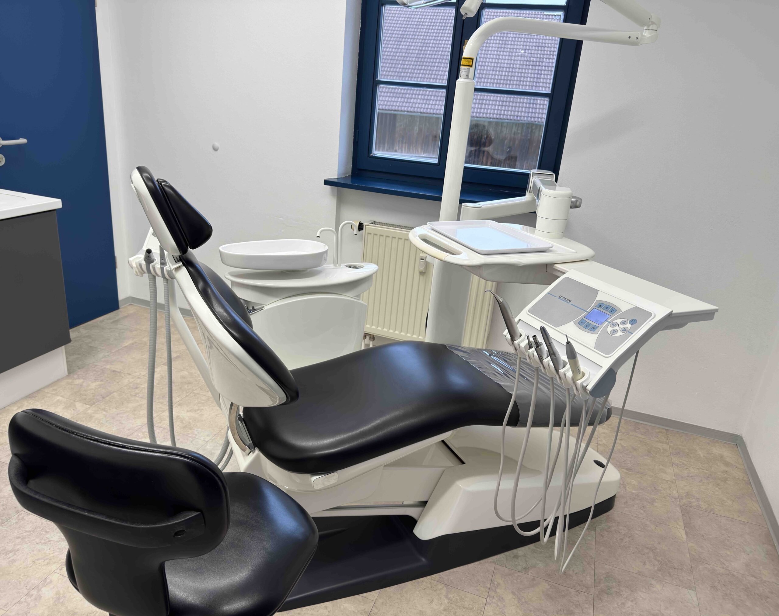 2 Stück Ultradent Behandlungseinheit G101/UP2020 aus 2013 und 2016 Trockenabsaugung schwarz | 389056