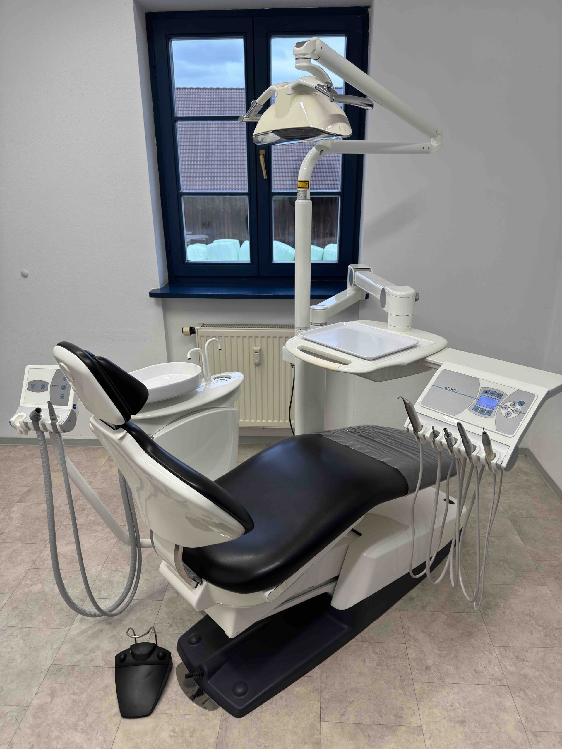 2 Stück Ultradent Behandlungseinheit G101/UP2020 aus 2013 und 2016 Trockenabsaugung schwarz | 389057